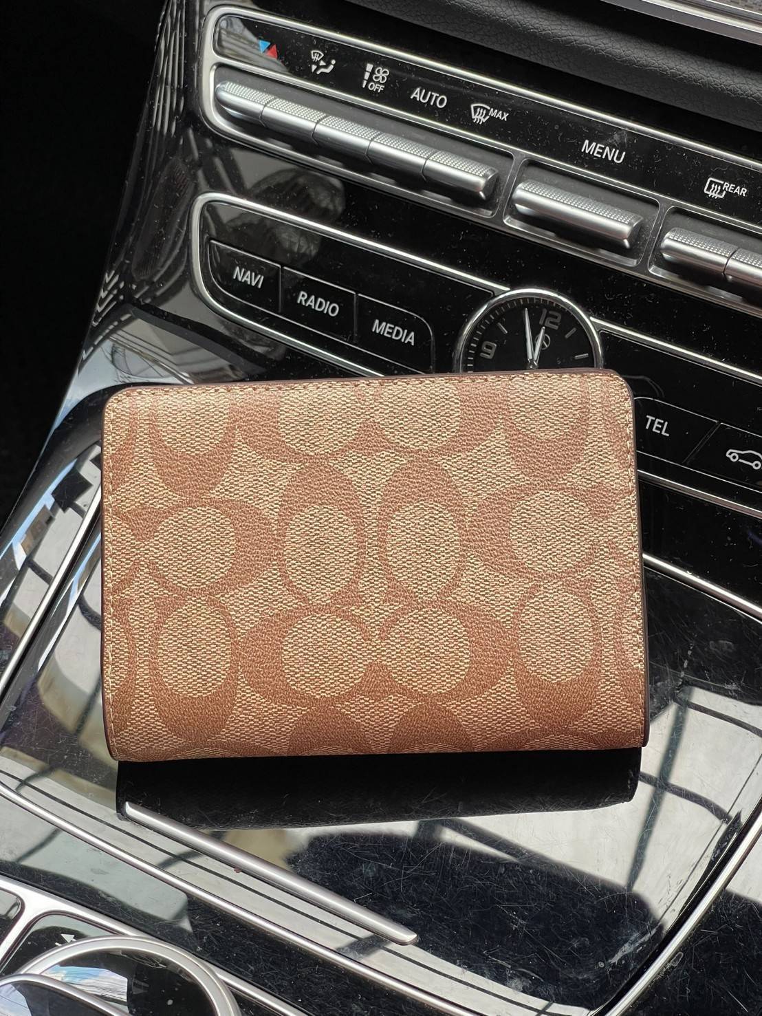 COACH MEDIUM CORNER ZIP WALLET กระเป๋าสตางค์ขนาดกลางที่ถือว่าเป็นไอเทม Must Have ของทุกเพศทุกวัยที่ต้องพกติดตัวไว้ตลอดเวลา เพราะนอกจากจะช่วยจัดเก็บเงิน บัตรประชาชน บัตรเครดิตและต่าง ๆ ให้เป็นระเบียบเรียบร้อยยังต้องคำนึงถึงประโยชน์ใช้สอยร่วมด้วย กระเป๋าสตา