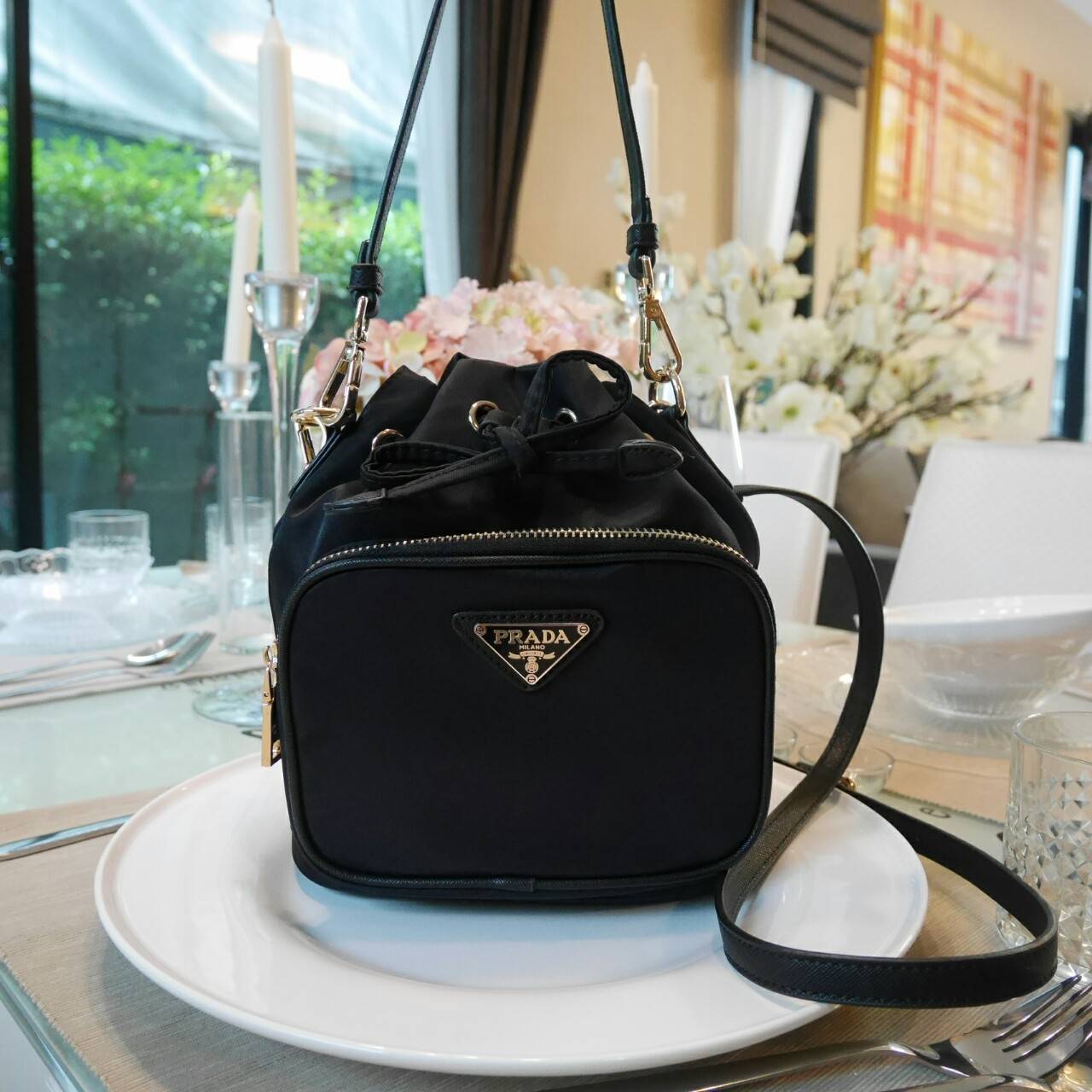 งานมินิน่ารัก🌸🌼 เข้าแล้วคะ งานพรีเมี่ยมกิ้ฟ จากเคาเตอร์ต่างประเทศคะ มาฝาก จากแบรนด์ PRADA premiumgift ค่า เป็นกระเป๋าผ้า nylon silk ไซส์มินิ เนื้อหนาซับในอย่างดี จุดเด่นคือ กระเป๋าสามารถ ปรับ ได้ 2 ทรงคือ ผูกเชือกกระเป๋า หรือ ดึงเชือกปรับเ