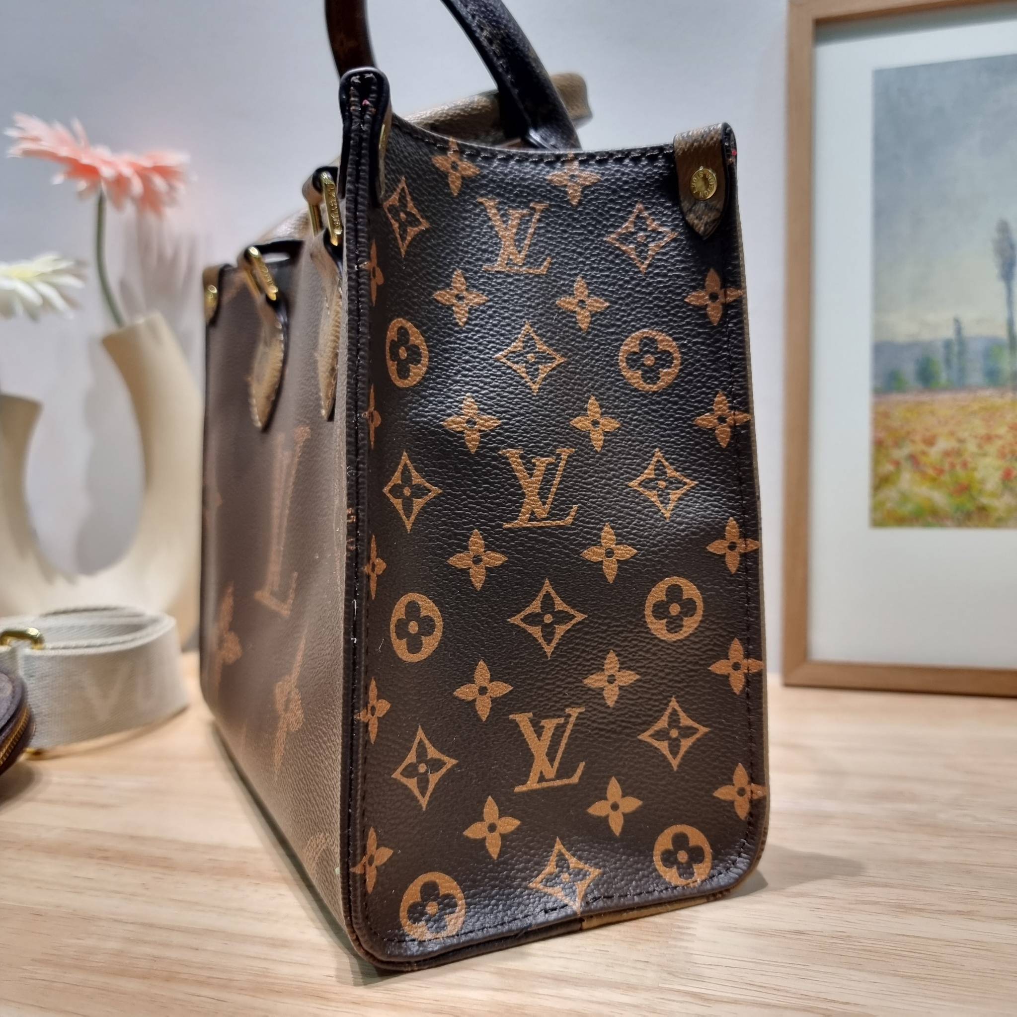 LV Onthego Small Bag กระเป๋าทรงโท้ทดีไซน์ใหม่ พร้อมสายสะพายสปอร์ตและใบลูก LV small tote with strap โทนสีคลาสสิคใช้งานง่าย ตอบโจทย์ได้ทุกลุค ทุกสไตล์
