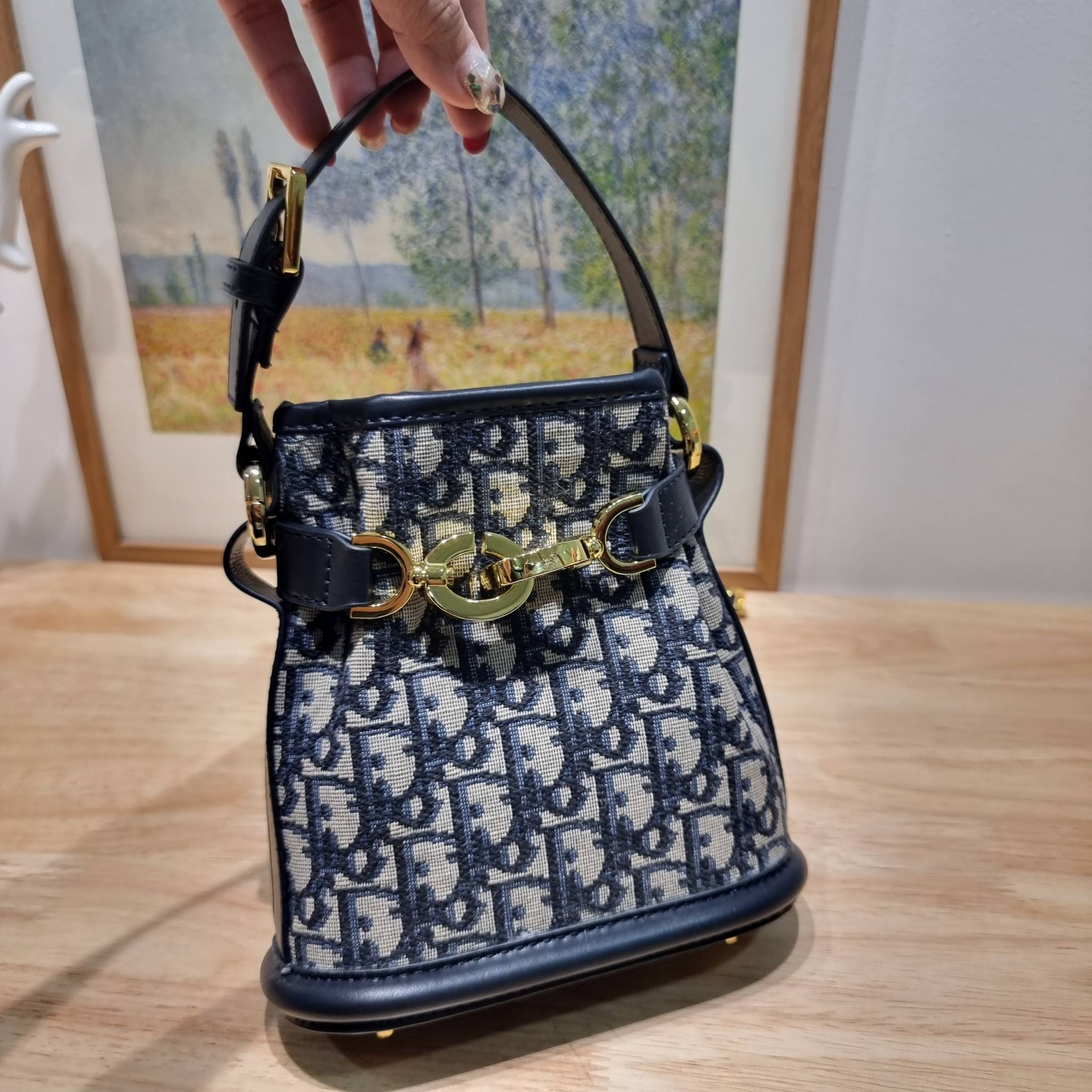 CD SMALL C'EST BAG 17cm / Dior bucket bag พร้อมส่ง กระเป๋าสะพายสุดคลาสสิค ดีไซน์หรู ไซส์เล็กกะทัดรัด ใช้งานง่าย สะพายได้ทุกโอกาส