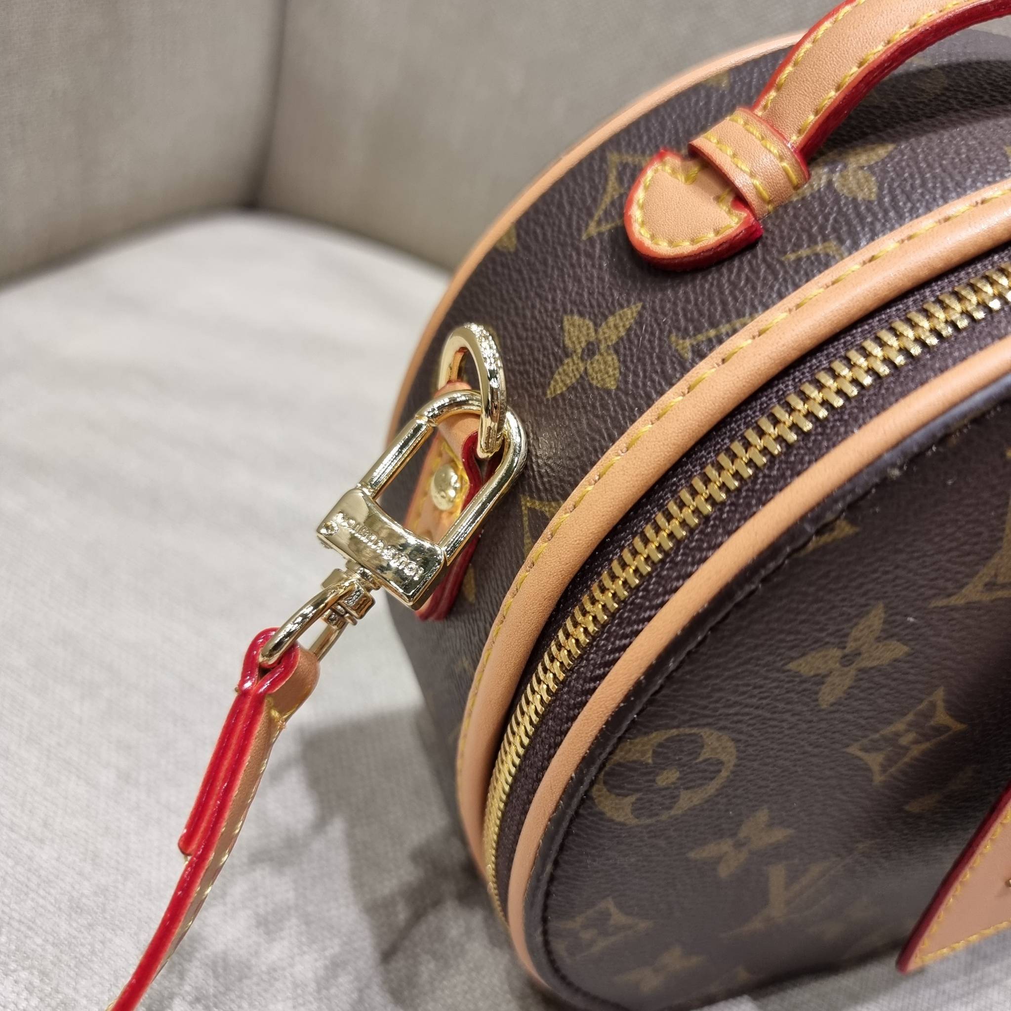 LV CROSSBODY ROUND BAG / LV BOITE CHAPEAU สุดยอดของรุ่นที่ฮิตตลอด กระเป๋าสะพาย สวยอยู่ทรง ผู้ดีมากๆ วัสดุหนังแคนวาสคุณภาพ โดดเด่นด้วยรูปทรงเอกลักษณ์ มาพร้อมแท็กหนังห้อย เพิ่มความแพงไปอีก เปิด-ปิดด้วยซิป ภายในเป็นช่องโล่ง สวยไปอีกหนึ่ง มีสายสะพายครอสให้ ปร