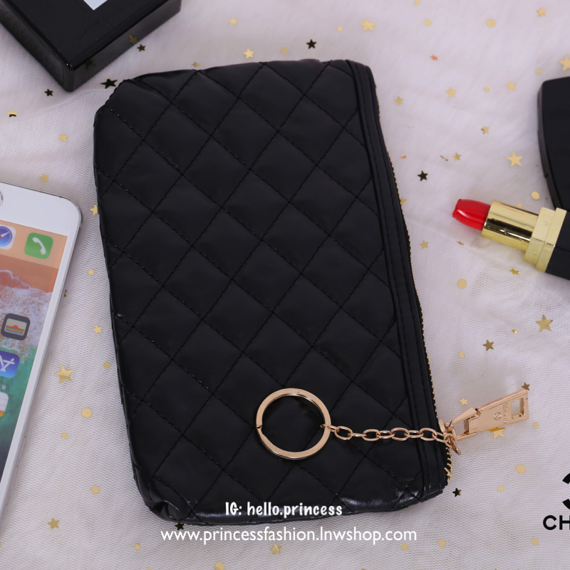 Chanel Cosmetic Clutch KeyChain พรีเมี่ยมเเท้จาก Chanel Cosmetic Counter VIP Gift หนังนิ่มลายตารางสีดำประดับโลโก้แบรนด์ด้านหน้าสวยดูดี เปิดปิดแบบ top zip อะไหล่ทอง พร้อมสายโซ่สำหรับห้อยพวงกุญเเจ สามารถใส่บัตร มือถือ iphone8 เครื่องสำอางค์ของจุกจิกได้เยอะ 