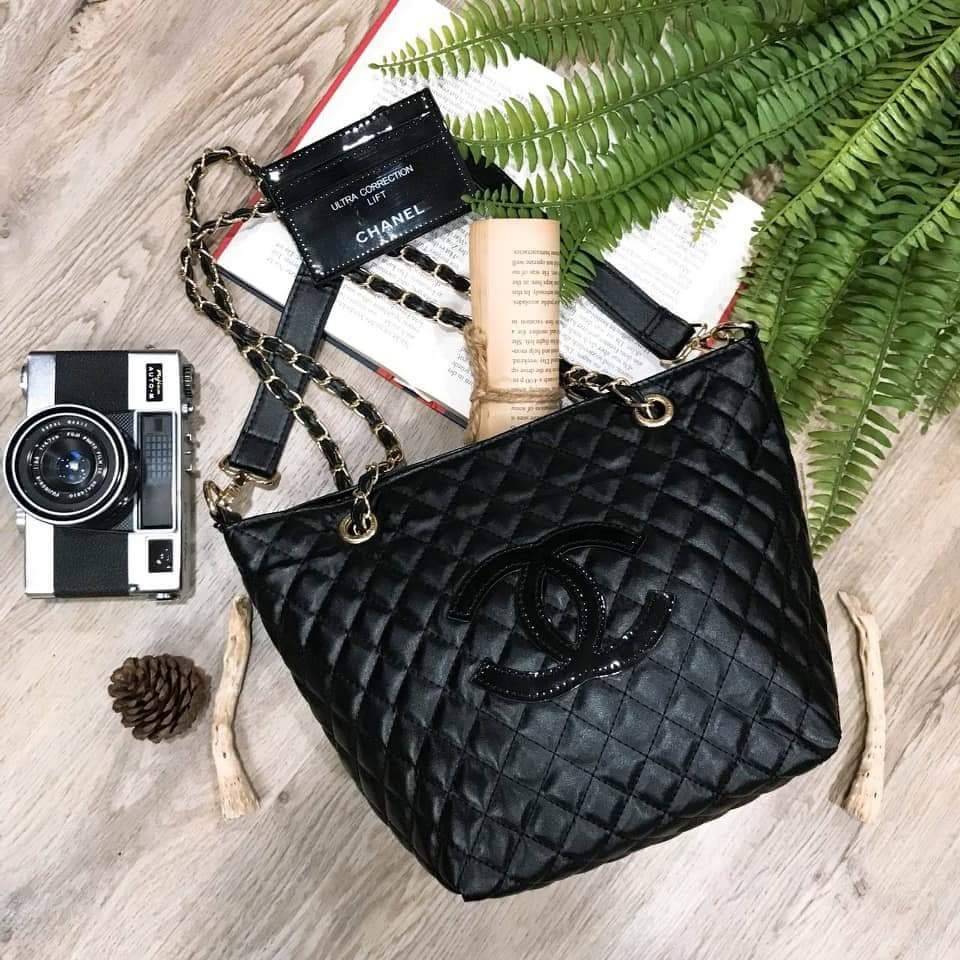 Chanel GWP Tote Bag With Chain New arrival! กระเป๋าสะพายทรง Tote VIP Gift With Purchase รุ่น Limited Edition VIP gift ของแท้จาก Chanel Perfume Counter วัสดุหนังเรียบลายตาราง ขนาดกำลังดี น้ำหนักเบา ด้านหน้ามีโลโก้ เปิดปิดด้วยกระดุมแม่เหล็ก ภายในมีโลโก้ และ