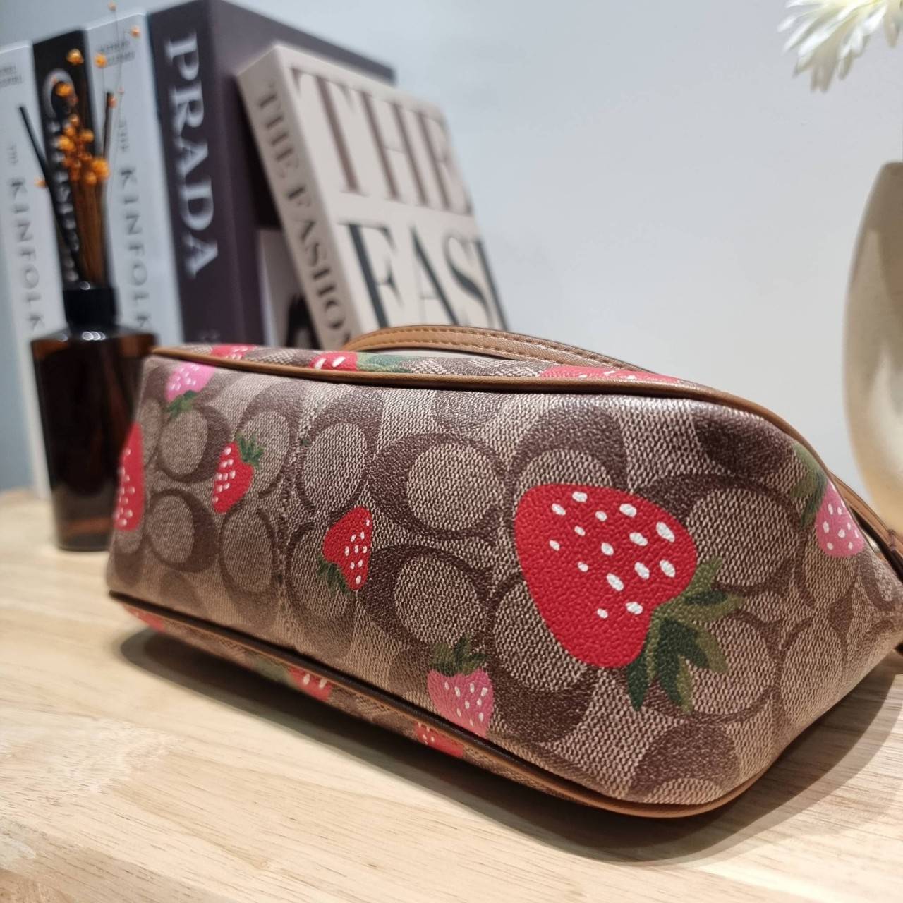 COACH F58321 TOP HANDLE POUCH คอลเลคชั่นสุดฮิต กับดีไซน์ใหม่ น่ารักน่าใช้ทุกแบบ กระเป๋าพอชทรงใช้งานง่าย สะดวก กะทัดรัด วัสดุหนังแคนวาสเคลือบคุณภาพ มาพร้อมสายคล้องในตัว และสายสะพาย crossbody ปรับเปลี่ยนได้ตามสไตล์ อีกหนึ่งไอเท็มที่สาวๆต้องมี ในราคาสุดคุ้ม 