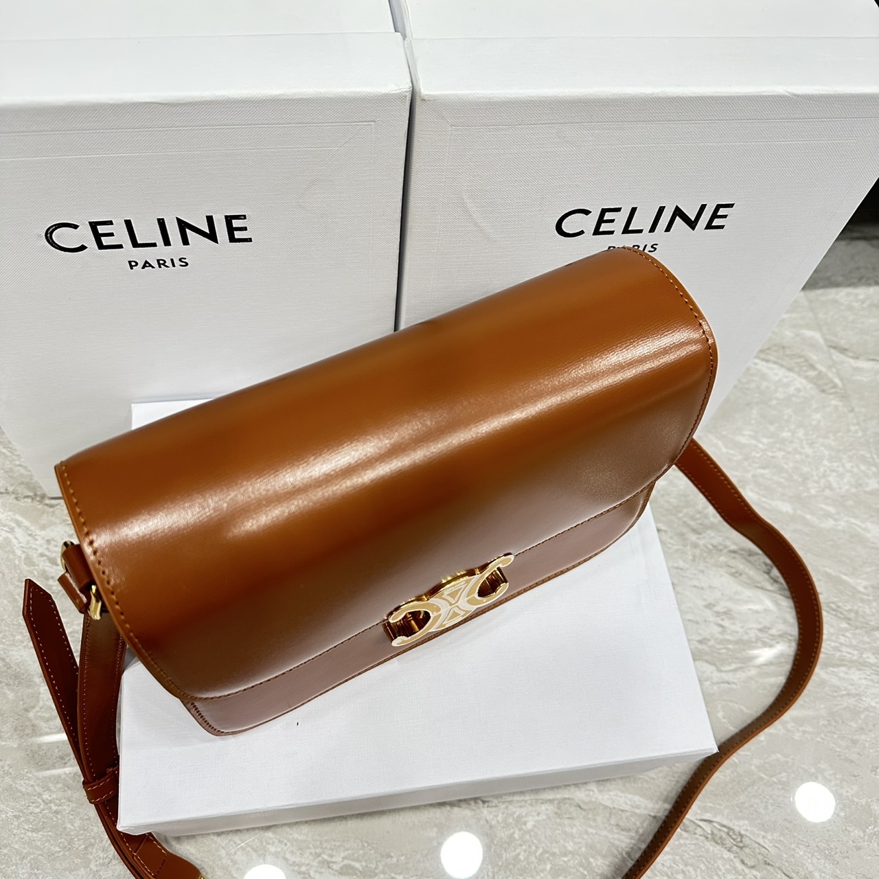 ORI หนังแท้ | 9" CELINE CLASSIQUE TRIOMPHE bag in natural leather กระเป๋าสะพายรุ่นยอดนิยม ด้วยรูปทรงสี่เหลี่ยมผืนผ้า ดีไซน์คล่องตัวถ่ายทอดให้เห็นถึงแก่นแท้ของสไตล์
