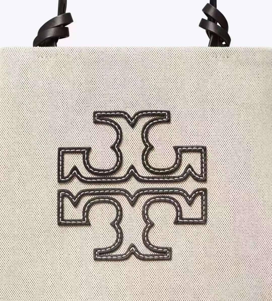 Tory Burch Small Canvas Round Tote กระเป๋าถือหรือสะพายไหล่ วัสดุผ้าcanvas รูปทรงโค้งมน ด้านในโล่ง มี1ช่องซิปและ1ช่องเล็ก น้ำหนักเบา จุของได้เยอะ มาใหม่ล่าสุดไม่ควรพลาดเลยค่า