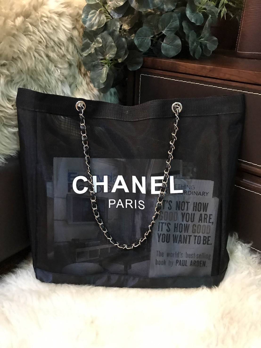NEW! Chanel Shopping Bag With Chain กระเป๋าสะพายใบใหญ่ทรง Shopping Bag Limited Edition พรีเมี่ยมกิ้ฟของแท้นำเข้าจาก Chanel Perfume Counter ใบใหญ่วัสดุ Nylon โปร่งปั้มโลโก้แบรนด์สวยหรู เปิดปิดด้วยแถบแม่เหล็กซ่อนด้านใน บุฟองน้ำที่ฐานมาพร้อมสายสะพายโซ่ร้อยหน