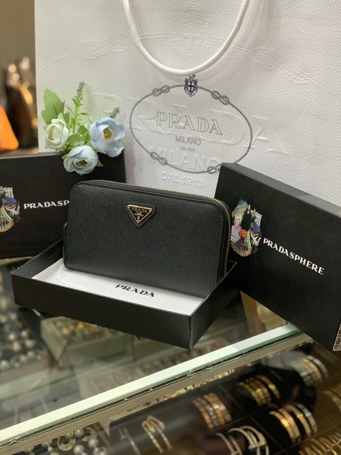 ORI หนังแท้ | Prada Long Zip Around Wallet / Prada Black Large Saffiano Leather Wallet กระเป๋าสตางค์ปราด้าใบยาวซิปรอบ เรียบหรู หนัง Saffiano มีฟังก์ชันและสไตล์ให้เลือกด้วยช่องใส่บัตรหลายช่อง