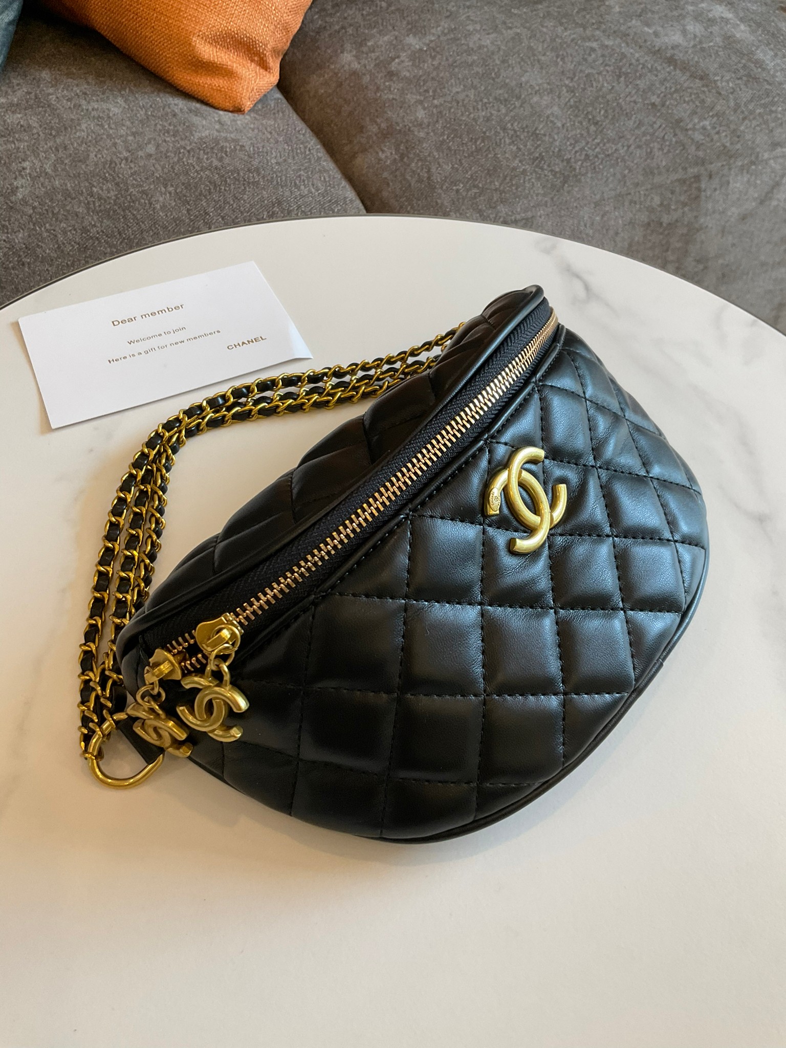 Chanel Belt bag black / CHANEL VIP GIFT CAVIER BAG CHANEL VIP GIFT BAG กระเป๋าคาดอกสุดเก๋ ที่กำลังมาแรงมาในตอนนี้ ตัวกระเป๋าเป็นหนังพียูพรีเมี่ยม อะไหล่ทองวินเทจทั้งใบ ด้านหน้าประดับโลโก้แบรนด์ เปิดปิดด้วยซิปยาว ด้านในใส่กระเป๋าสตางค์สั้นได้ มาพร้อมสายยาว