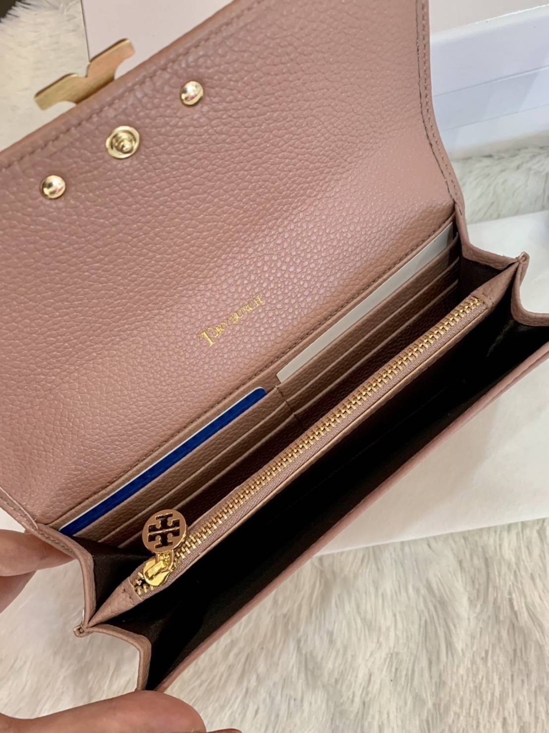 TORY BURCH Croc Long Wallet กระเป๋าสตางค์ใบยาว วัสดุหนังแกะสังเคราะห์ อะไหล่อทองโดดเด่นที่ด้านหน้า หนังเงาขึ้นรูปสวย เปิด-ปิดด้วยกระดุม ด้านในกระเป๋าแบ่งออกเป็นPatation มีช่องชิปยาวตรงกลาง มีช่องสำหรับ 6 ใบ งานสวยพร้อมส่งให้รับทรัพย์กันแล้ววันนี้