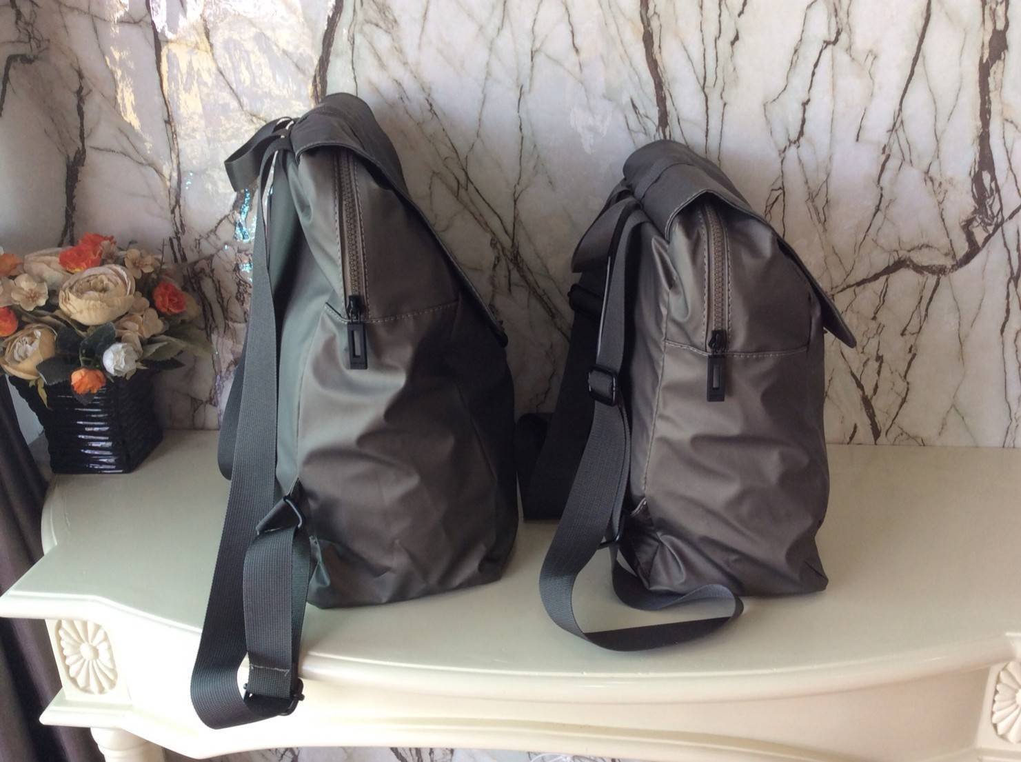 CALVIN KLEIN JEANS NYLON BACKPACK กระเป๋าสะพายเป้มี 2 size ให้เลือกตามการใช้งาน วัสดุ Nylon + Polyester 100% น้ำหนักเบา กันน้ำปานกลาง ด้านหน้าสกรีนโลโก้ Calvin Klein Jeans เปิดปิด 2 ชั้น ด้วยตัวล็อค เเละซิปเดียวด้าน ภายในกว้าง ใส่ A4, iPad หรือเสื้อผ้าได้