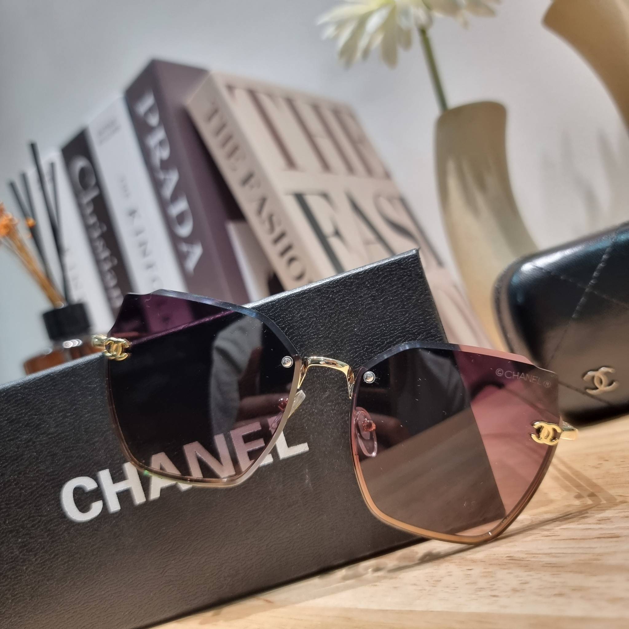 Chanel Sunglasses UV protection gift Box set สุดคุ้ม มาพร้อมอุปกรณ์ครบเซ็ท ดีไซน์ชิคมากแม่!! รับรองไม่ซ้ำใคร ใส่เสริมโหงวเฮ้ง ดูผู้ดี มีพกติดตัวไว้ไม่ตกเทรนด์ ใช้ได้ทุกโอกาส