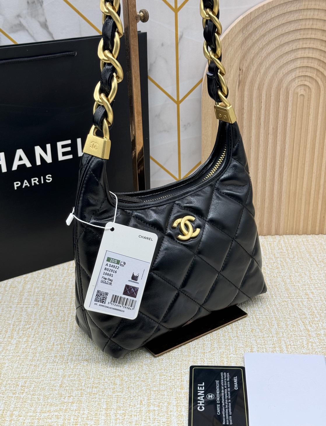 CHANEL SMALL HOBO BAG Shiny Leather & Gold-Tone Metal 20cm กระเป๋าทรงโฮโบ ดีไซส์สวยเรียบหรู เกรดออริ สลับแท้ 1:1 ใช้งานต่างประเทศได้