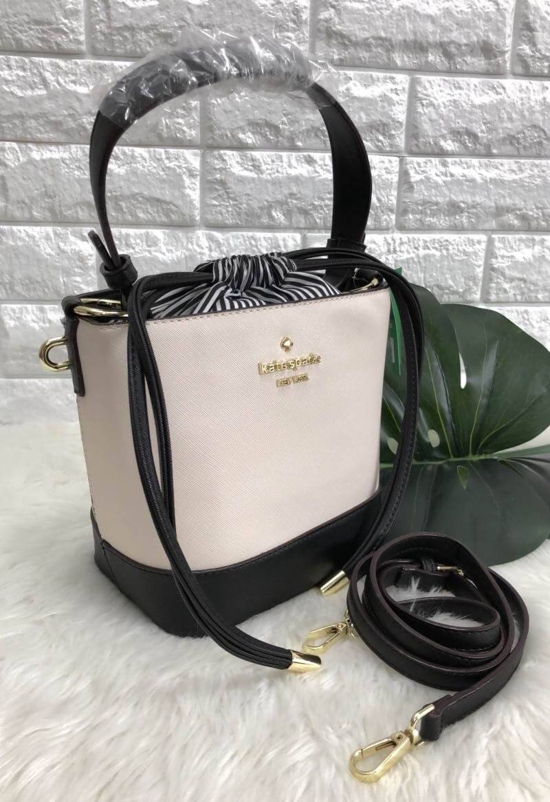 Kate spade new york cameron street pippa bag 2018 พร้อมส่งอีกรอบ กระเป๋าวัสดุหนัง saffiano ทรงถัง สามารถถือได้หรือสะพายข้าง ด้านหน้าติดอะไหล่แบรนด์ ปากกระเป๋าเปิดปิดแบบหูรูด ภายในกระเป๋าโล่ง ใส่กระเป๋าสตางค์ใบยาวได้ หรือของอื่นๆได้จุ มาพร้อมสายสะพายยาว ถอ
