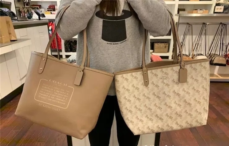 COACH 91107 REVERSIBLE CITY TOTE WITH HORSE AND CARRIAGE PRINT ใช้ได้ 2 ด้าน 🔺ทรง Tote รุ่นแนะนำค่ะ!! วัสดุ pvc อย่างดี นิ่มยวบตัวสวย ลายรถม้าทั้งใบค่ะ (ในไทยหายากค่ะลายนี้) 📌สามารถใช้ได้ทั้งด้านในและด้านนอกนะคะ สวยทั้ง2ด้านเลยทีเดียว เป็น