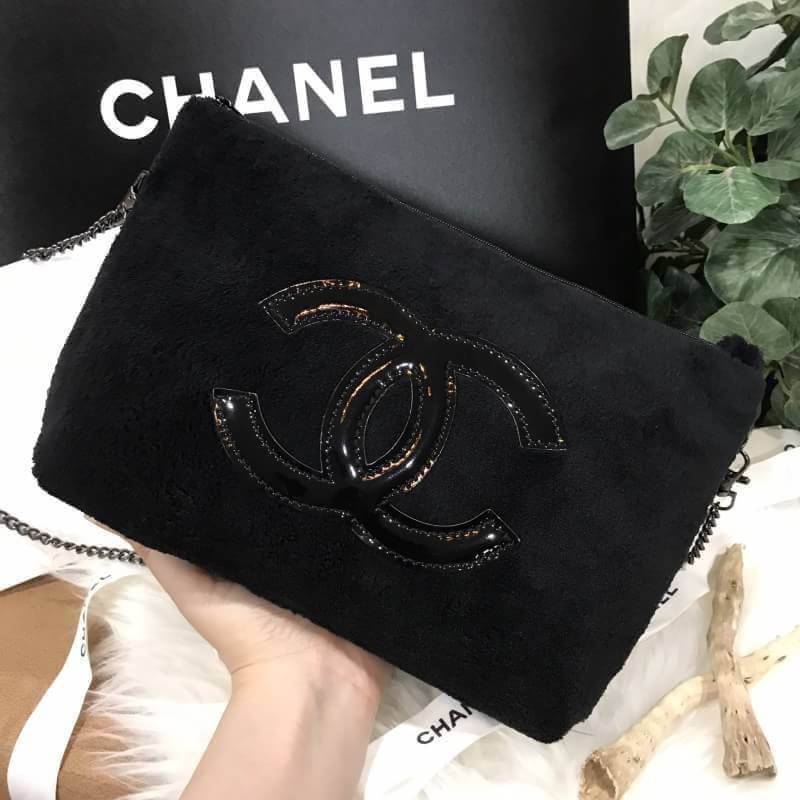 Chanel Precision Velour Crossbody Bag กระเป๋าสีดำแบรนด์ Chanelทำจากขนเฟอร์สีดำ น้ำหนักเบา ปากกระเป๋ามีซิปรูดปิด สายโซ่ ถอดออกได้ค่ะ จะสะพายไหล่ สะพายข้างหรือถือเป็น cluth ก็สวยหรูดูแพง มากับราคาสุดคุ้ม