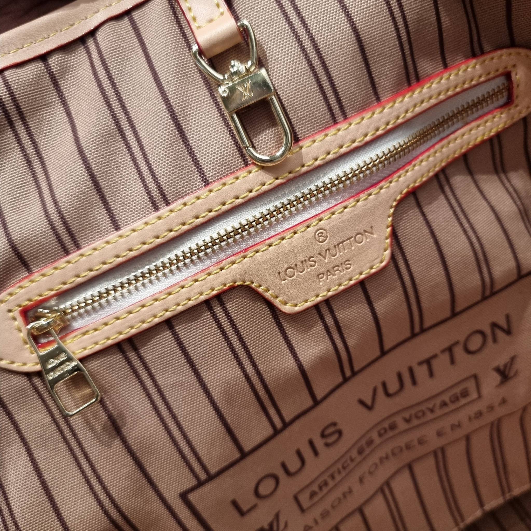 LV 2IN1 TOTE SET กระเป๋าสะพายไหล่ใบใหญ่ทรง tote มาพร้อมใบลูก คลาสสิคที่สุด เป็รอีกรุ่นที่มีคนใช้กันทั่วบ้านทั่วเมือง ฮิตแบบไม่ต้องพูดเยอะ วัสดุหนังแคนวาสปั๊มลายเต็มใบ ปากกระเป๋ามีหูเกี่ยว ด้านข้างมีหนังรูดเก็บทรงได้ ภายในโล่งกว้างมากๆ มีช่องซิปแยกให้ ใบเล