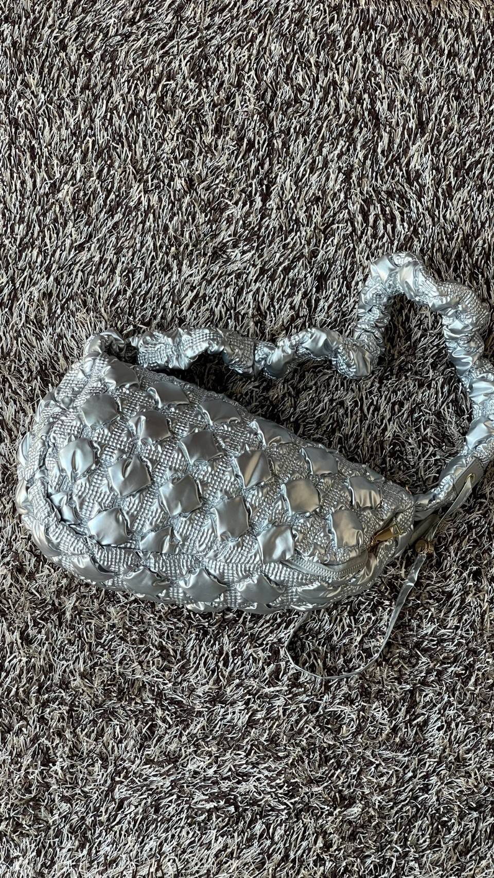 Cozy Shoulder Bag / Carlyn Bag 2022 สายแฟชั่นเกาหลีห้ามพลาด‼️ เป็นกระเป๋าที่กำลังได้รับความนิยมอย่างมากในเวลานี้ ถูกออกแบบมาให้มีลักษณะนุ่มนิ่มไม่ต่างจากพัฟเฟิลโค้ตหรือผ้านวม เลือกหยิบมาใช้ แมตช์เข้ากับคอสตูมได้ในแต่ละวัน