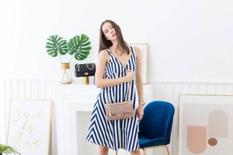 KEEP shoulder chevron chain handbag ( อะไหล่ รมควันดำ ) สวย หรู มากๆ เลยน๊า กระเป๋าอยู่ทรง ใครชอบส่งวันนี้ห้ามพลาดเลยนะคะ สายโซ่สะพายสบายคะ สายปรับ สั้น ยาวได้คะ ภายในสีแดง มีช่องใส่ของจิกจิงหลายช่องแบ่งเก็บของเป็นสัดส่วนมากๆคะ *ใบจริงสวยมาก เข้ากับชุดได้