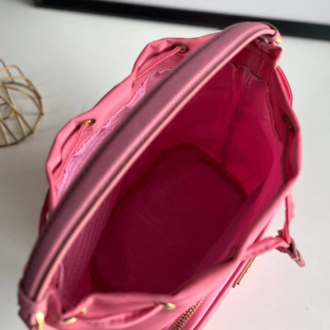 Prada Duet Re-Nylon Bucket shoulder bag / Prada Nylon bucket bag Pastel เกรดใช้สลับใบจริง ออริจินอล ใช้งานต่างประเทศได้ น้องสาวสุดสวยมาให้จับจองอีกหนึ่ง สีพาสเทลน่ารักละมุนมากๆ ค่ะ กระเป๋าสะพายข้าง ทรงขนมจีบ ไซส์มินิ ขนาดน่ารักน่าใช้มาก วัสดุขอบหนังแท้ แล