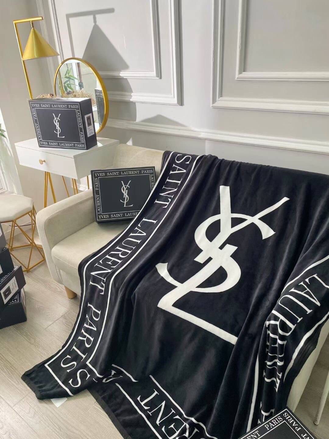 VIP GIFT 】Best Gift! พร้อมกล่อง Yves Saint Laurent Blanket ไอเท็มแนะนำ ผ้าห่มนุ่มนิ่ม ขนปุยๆๆ สบายผิวมาก เนื้อผ้านิ่มฟูนุ่มใช้ได้ทุกโอกาส ขนาดกำลังดี พกพาสะดวก สามารถพกไว้ใช้ในรถ ใช้ในออฟฟิศได้ จะซื้อใช้เองหรือมอบเป็นของขวัญก็ดูดีพร้อมส่งที่ไทย ราคาสุดคุ้