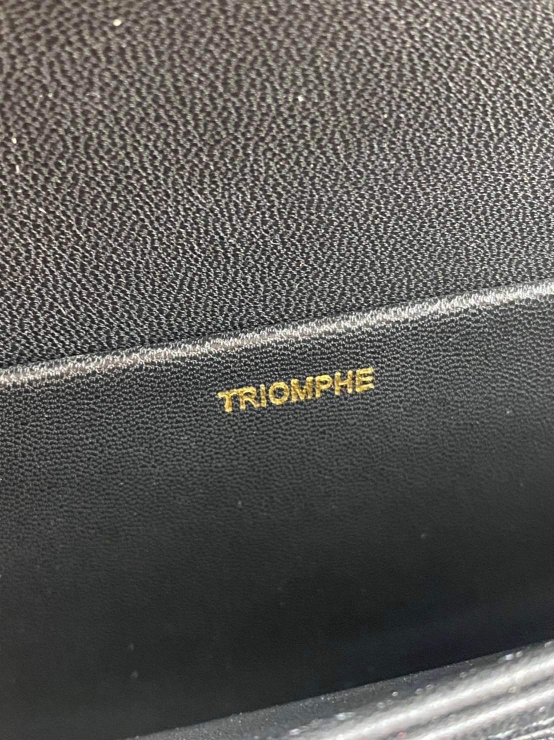 หนังแท้ CELINE TRIOMPHE CROSSBODY BAG ดีไซน์ยอดนิยมสไตล์สาว LISA ทรงสี่เหลี่ยมหนังสวยหรูอยู่ทรงเปิดปิดด้วยฝาปิดโลโก้แบรนด์อะไหล่ทอง ภายในมีช่องหลัก ช่องย่อย และช่องซิป สามารถใส่มือถือของใช้จุกจิกได้เยอะ มาพร้อมสายสะพายหนังยาวปรับระดับได้ จะสะพายไหล่ CROSS