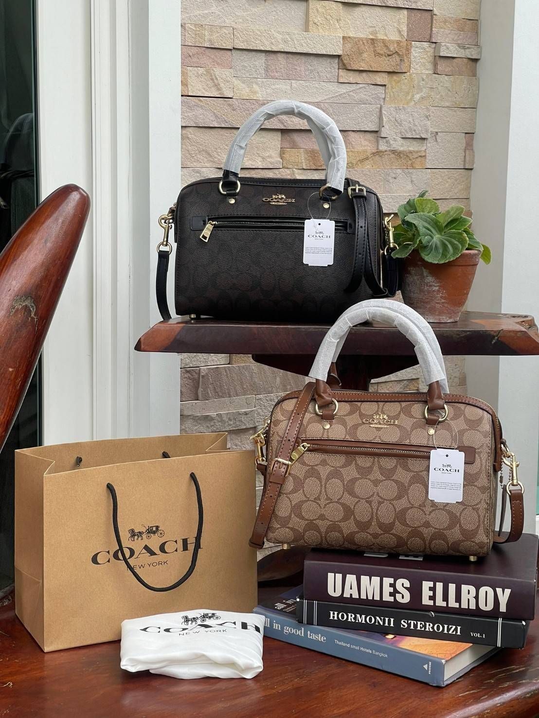 COACH Signature Canvas Rowan Satchel Crossbody จุดเด่นของกระเป๋าทรงsatchel bag คือรูปทรงของกระเป๋าดูแข็งแรง มั่นคง ไม่เสียทรงง่าย มาพร้อมหูหิ้วที่ด้านบนของกระเป๋า ลายแคนวาสที่เป็นซิกเนเจอร์แบบเอกลักษณ์ ช่องใช้งานทุ้งภายในและภายนอก นอกจากนี้ กระเป๋าประเภทน