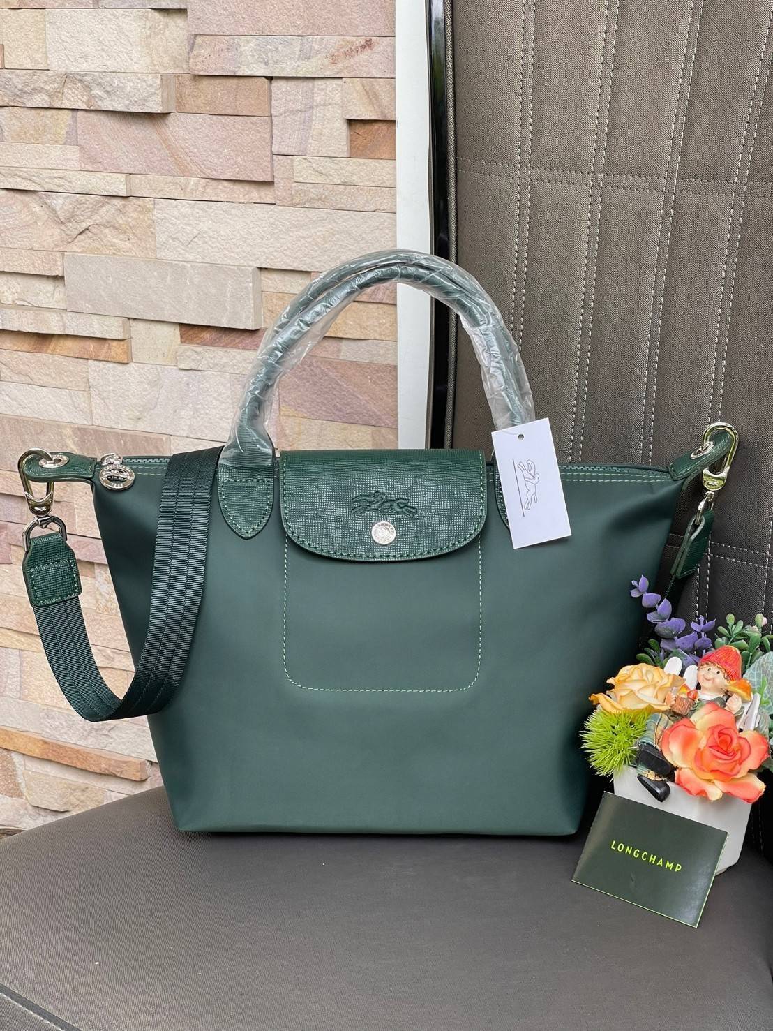 Longchamp Le Pliage Neo Size S มาพบกับกระเป๋ารุ่นยอดนิยม ที่สาวๆ ต้องมีไว้เก็บไว้สักใบ กระเป๋าโท้ทใบนี้ มาพร้อมกับสีที่มีสไตล์เรียบง่าย มีสายสะพายยาวช่วยให้คุณสามารถสะพายไหล่ได้อย่างสบาย ในขณะที่ที่ปิดแบบซิปช่วยให้คุณมั่นใจได้ว่าของด้านในมีความปลอดภัย Le 
