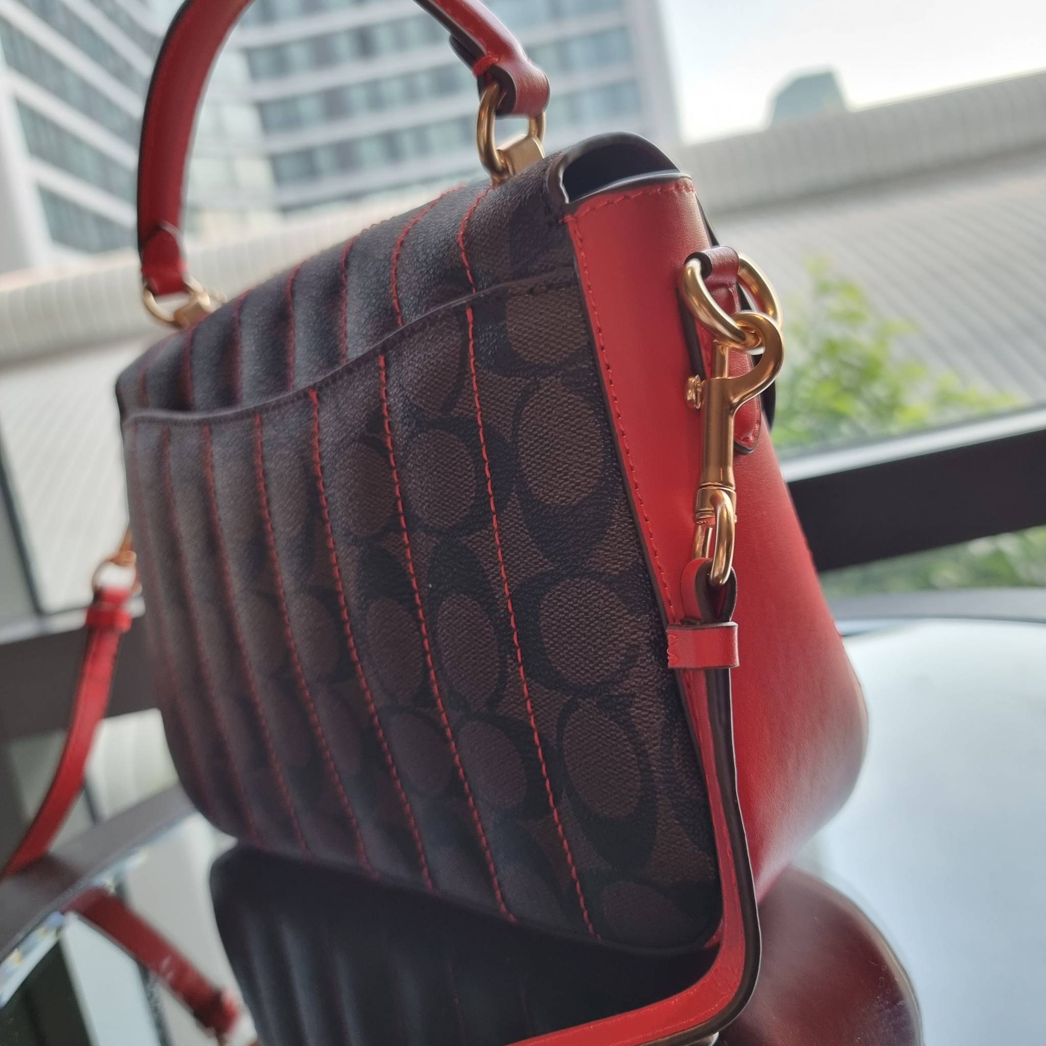OUTLET 】COACH C5645 MARLIE TOP HANDLE SATCHEL IN SIGNATURE CANVAS WITH QUILTING ดีไซน์ใหม่ กระเป๋าถือ/สะพายข้าง ออกแบบมาไม่เหมือนใคร โดดเด่นด้วยการเย็บบุหนัง โชว์ดีเทลลายเส้น ตกแต่งโลโก้ด้านข้างอะไหล่ทอง วัสดุหนังแคนวาสสลับหนังแท้ เปิด-ปิดด้วยตัวล็อคแน่นห