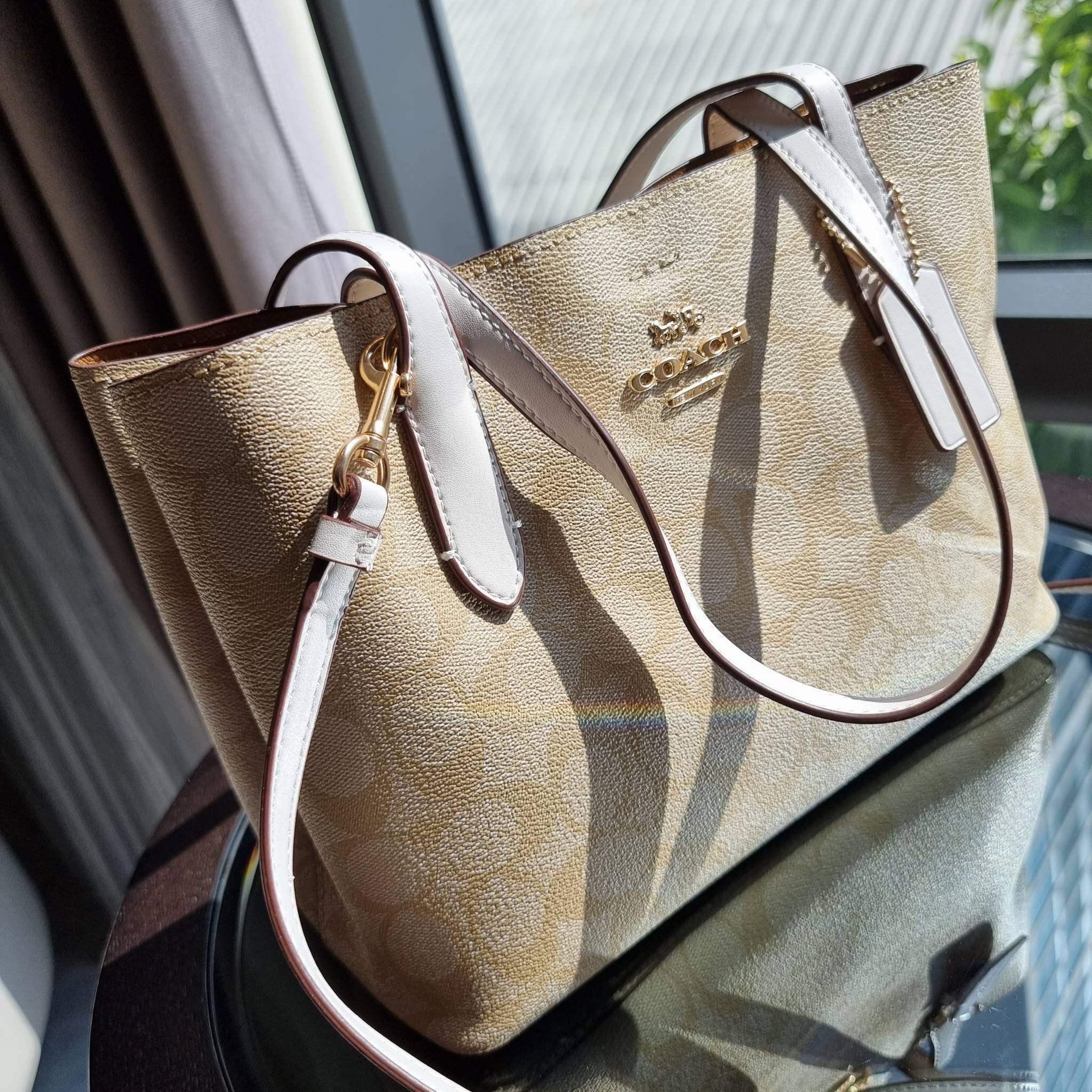 OUTLET 】COACH 73293 MINI AVENUE CARRYALL IN SIGNATURE CANVAS กระเป๋าสะพายรุ่นคลาสสิค คัมแบคแล้วจ้าแม่!! ไซส์กำลังสวย วัสดุหนังแคนวาสคุณภาพดี ด้านข้างเก็บทรงได้ เปิด-ปิดด้วยกระดุมแม่เหล็ก ใช้งานง่าย มีช่องซิป ใบนี้เห็นเล็กๆ แต่จุได้เยอะพอสมควรเลยน้า ɣ