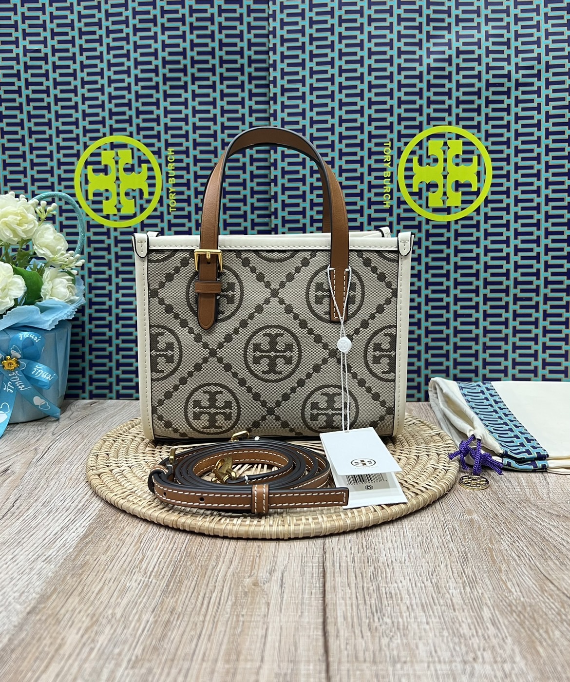 Tory Burch Mini T Monogram Square Tote / TORY BURCH Shopper Tote Bag 19cm ใบเล็ก กระเป๋าทรงโท้ท รุ่นใหม่ Square Tote ตกแต่งขอบด้วยหนังหรู มาพร้อมช่องเก็บของที่จุของได้มากมาย และสายจับกระเป๋าที่สามารถสะพายขึ้นไหล่ เหมาะสำหรับการใช้งานหลากหลายรูปแบบ รังสรรค