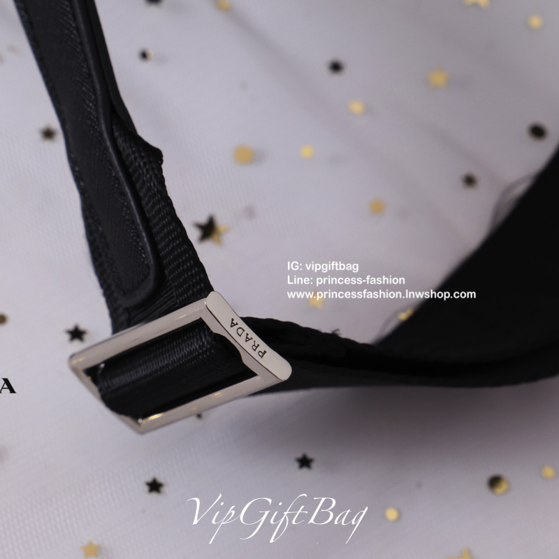 PRADA premium gift Nylon Backpack With Pocket วัสดุผ้าไนล่อนกันน้ำเนื้อหนาอย่างดี ใบนี้ ดีไซต์สวยเก๋ งานดีมากๆ อะไหล่แบรนด์ทุกจุด ใบนี้เก๋ตรงที่ เป็นเป้แบบหูรูด ทรงสวยน่ารัก แถมยังมีเปิดปิดด้วยกระดุมแม่เหล็กและแต่งด้วยเข็มขัดปรับได้ด้วย ด้านหน้ามีกระเป๋าอ