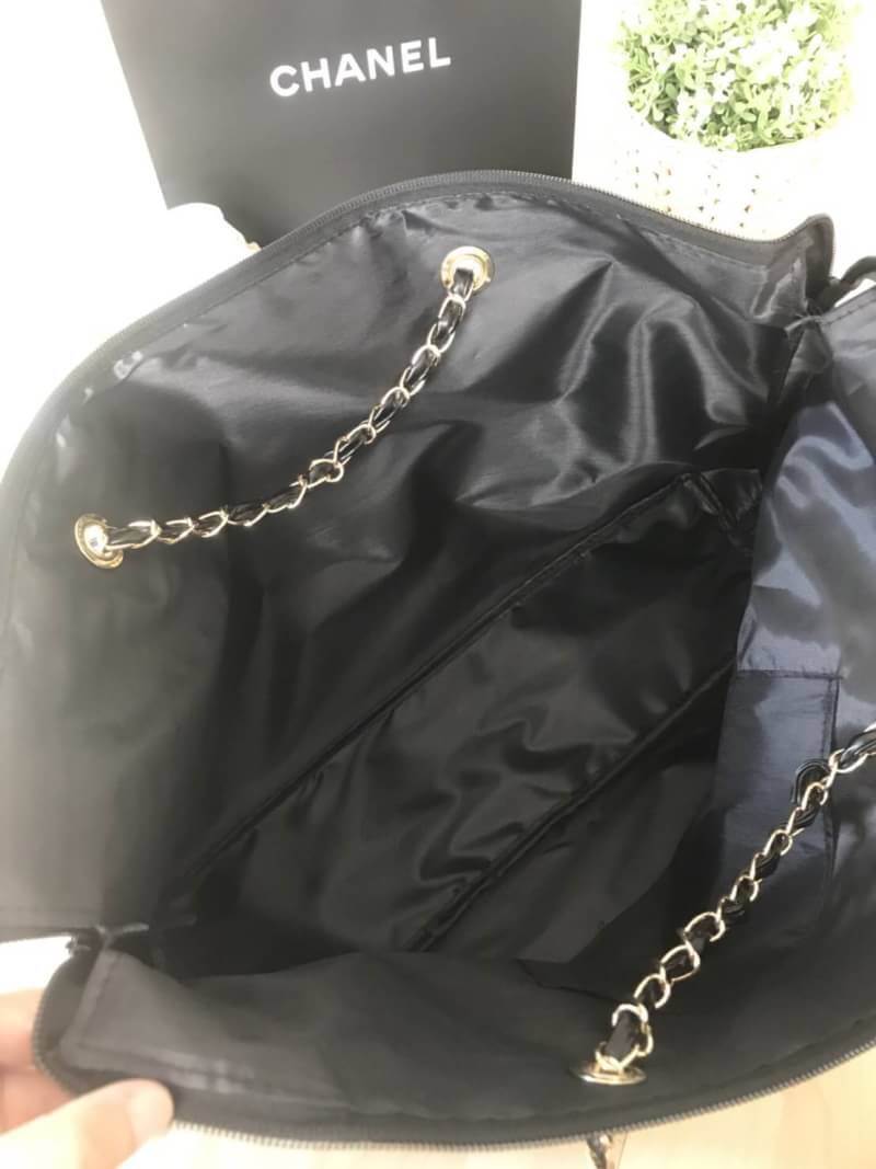 New Gorgeous☆☆ กระเป๋าใบใหญ่ทรง Tote จากแบรนด์ Chanel VIP gift Bag ทำจากผ้าหนา Polyester ฐานล่างกระเป๋าทำจากหนังแก้วผิวมันเงา สวยหรู สกรีนโลโก้ชาแนลหน้าหลัง หัวซิปปั้มโลโก้ ด้านในเป็นช่องกว้าง และมีอีกหนึ่งช่องเก็บของ รุ่นนี้สะพายไหล่เป็นสาย