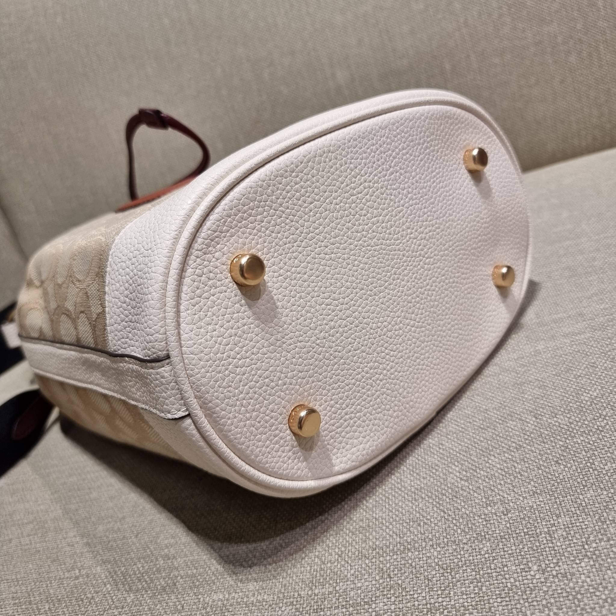 COACH C7084 DEMPSEY DRAWSTRING BUCKET BAG IN SIGNATURE JACQUARD WITH STRIPE AND COACH PATCH พี่สาวใบใหญ่สุดสวยมาแล้วจ้า!! กระเป๋าทรงถังไซส์ใหญ่ ที่สาวๆรอคอย ใช้งานง่ายด้วยการรูดหนังปิดรอบปากกระเป๋า ทุกอย่างลงตัวที่สุด!! โดดเด่นด้วยลวดลายสีสันที่ละมุนมาก ว