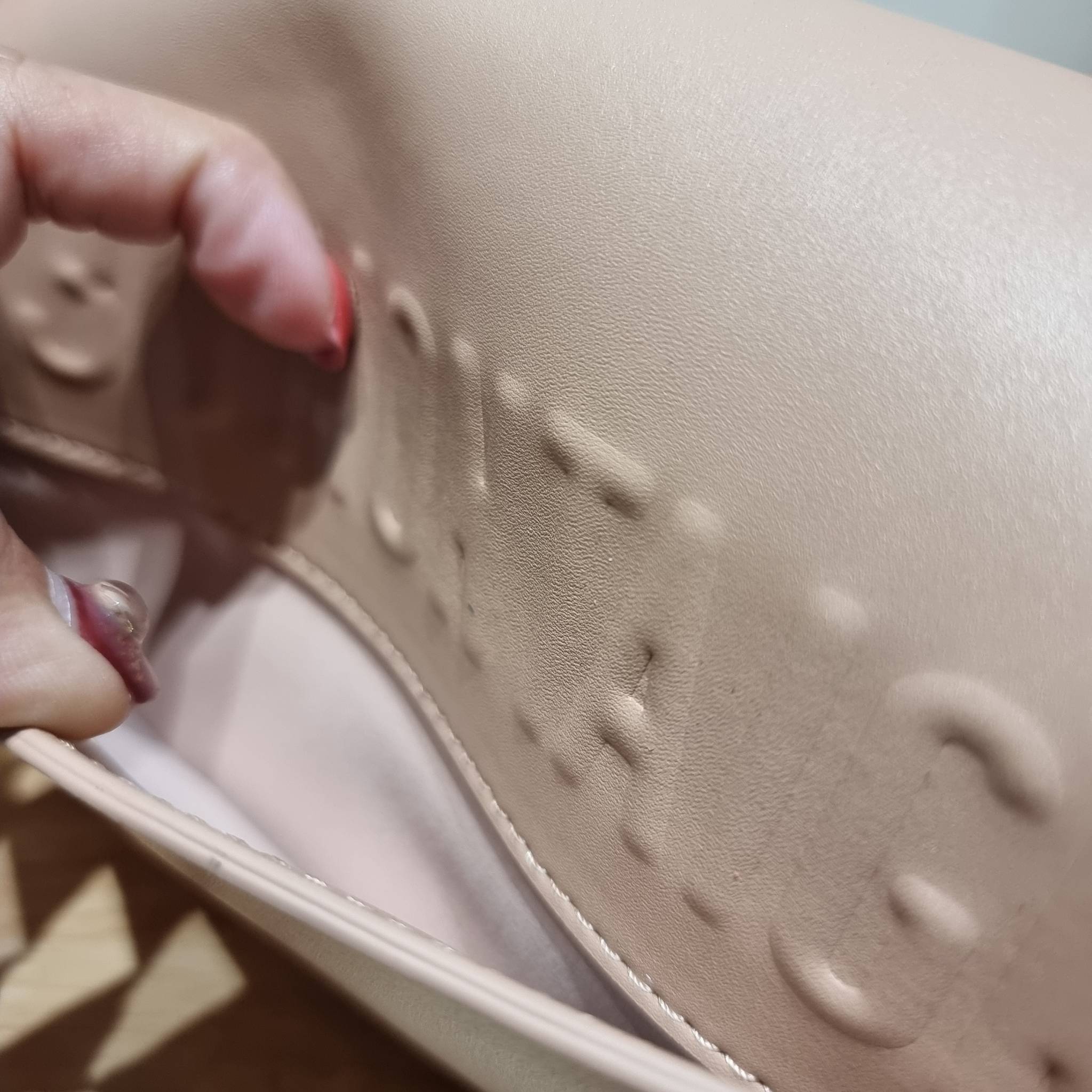 DIOR 30 MONTAIGNE AVENUE BAG สวยหรู ดีเทลแพง ต้องยกให้ไอเท็มนี้เลย กับกระเป๋าสะพายข้าง รุ่นที่ใครเห็นเป็นต้องรัก ดีไซน์เรียบง่าย แต่แฝงความผู้ดี