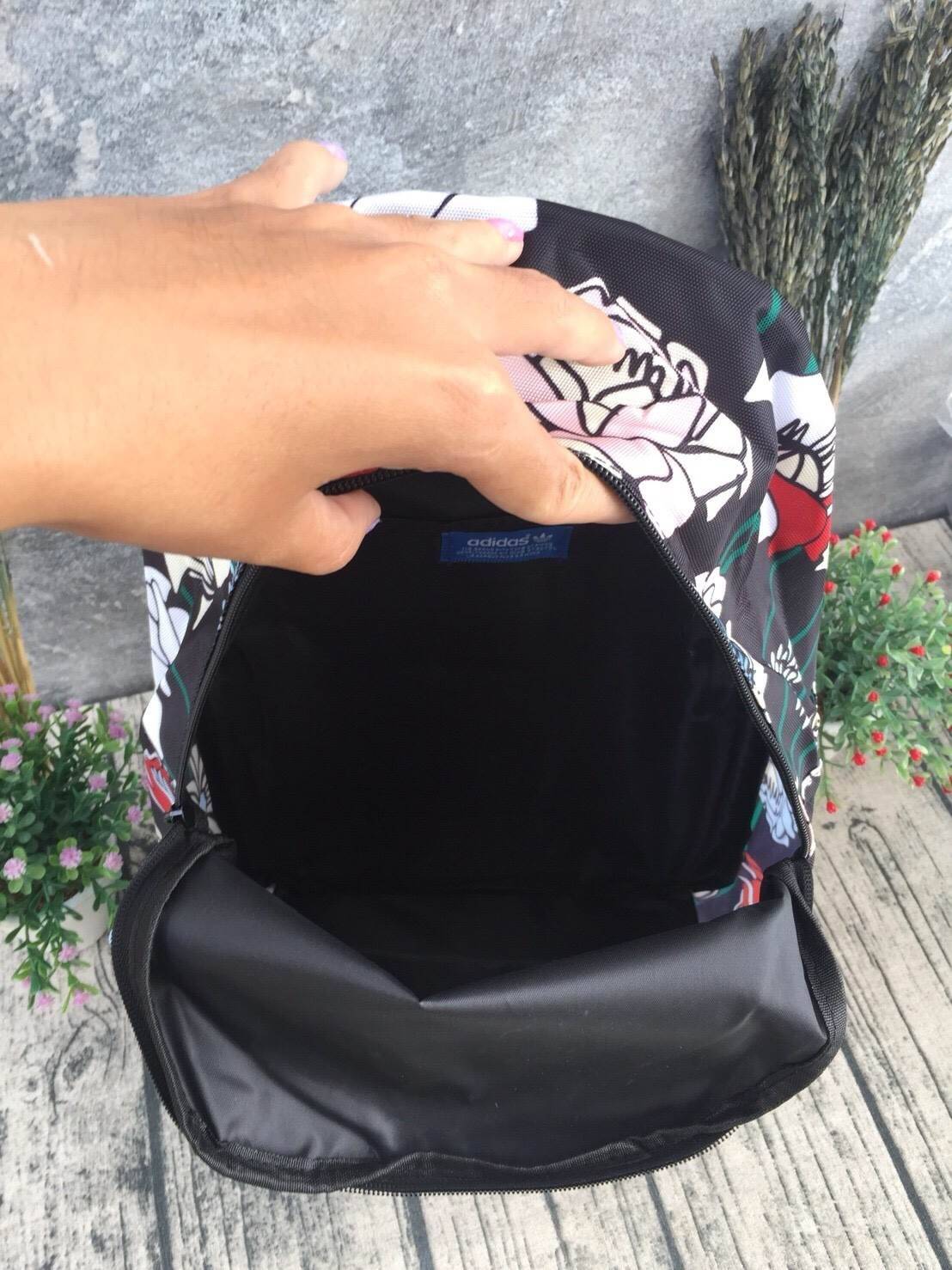 ADIDAS WOMEN ORIGINALS CROCHITA CLASSIC BACKPACK กระเป๋าเป้ แบบใหม่ล่าสุด พิมพ์ลายคลาสสิค ใช้เป็นกระเป๋านักเรียน หรือเป้กีฬาได้ ช่องใส่ของใหญ่แยกช่องสำหรับใส่หนังสือ และมีช่องหน้าใส่ของจุกจิก รูปแบบสวยทันสมัย ใช้ได้ทั้งชาย-หญิง วัสดุคุณภาพดี กันน้ำได้