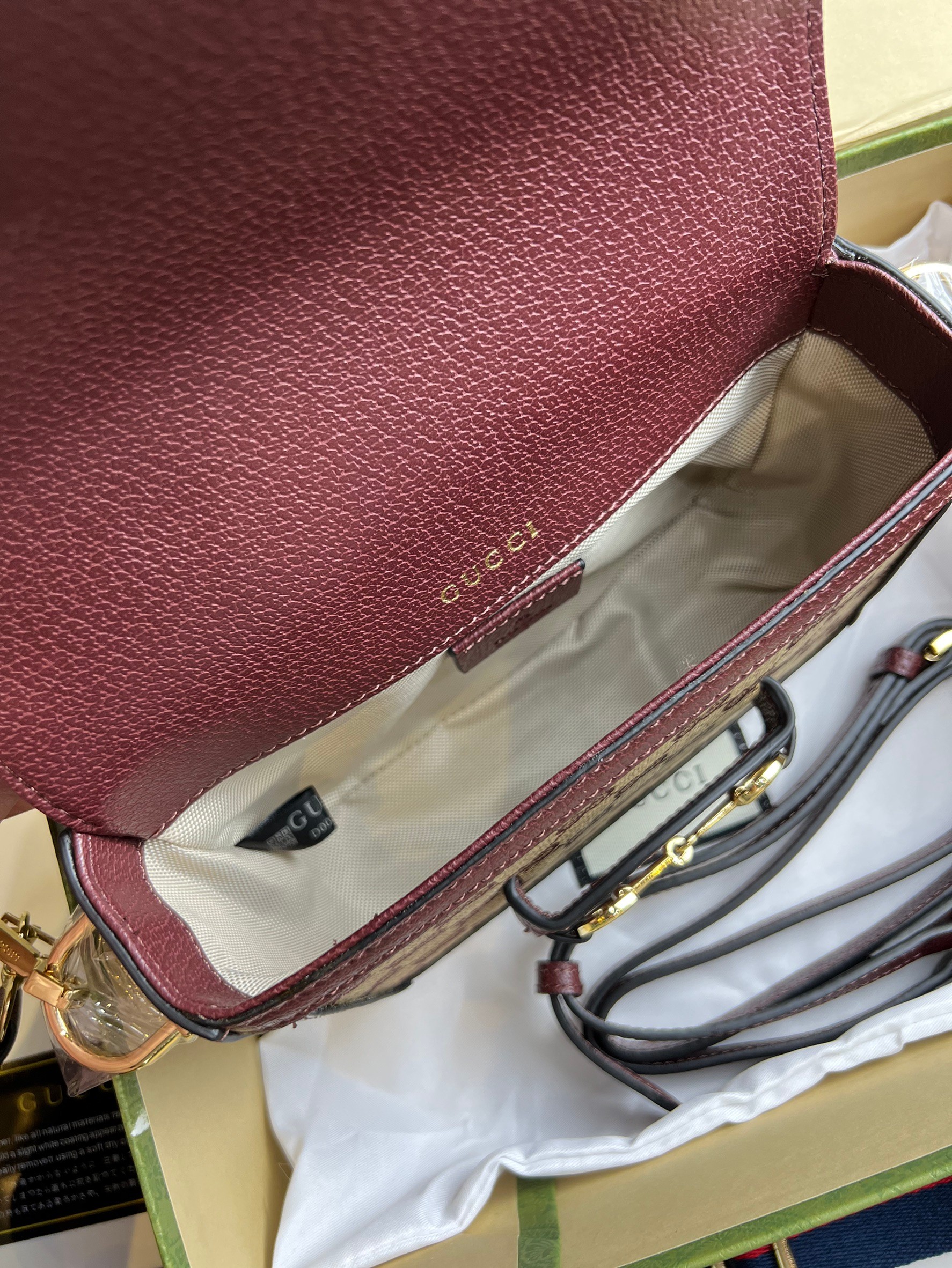 หนังแท้ GUCCI Horsebit 1955 mini bag GG Supreme canvas สีใหม่สวยมากกกก มีมาน้อยน้า สาวๆ ชอบรีบจัดเลยค่าา ที่สุดของรุ่นที่ฮอตหนักมาก คอลเลคชั่นที่ยอดขายดีตั้งแต่วันแรกที่ลง shop ด้วยรูปทรงที่กะทัดรัด ตอบโจทย์ได้ทุกลุค ทุกไลฟ์สไตล์ ใช้งานได้ง่ายคล่องตัว เรี