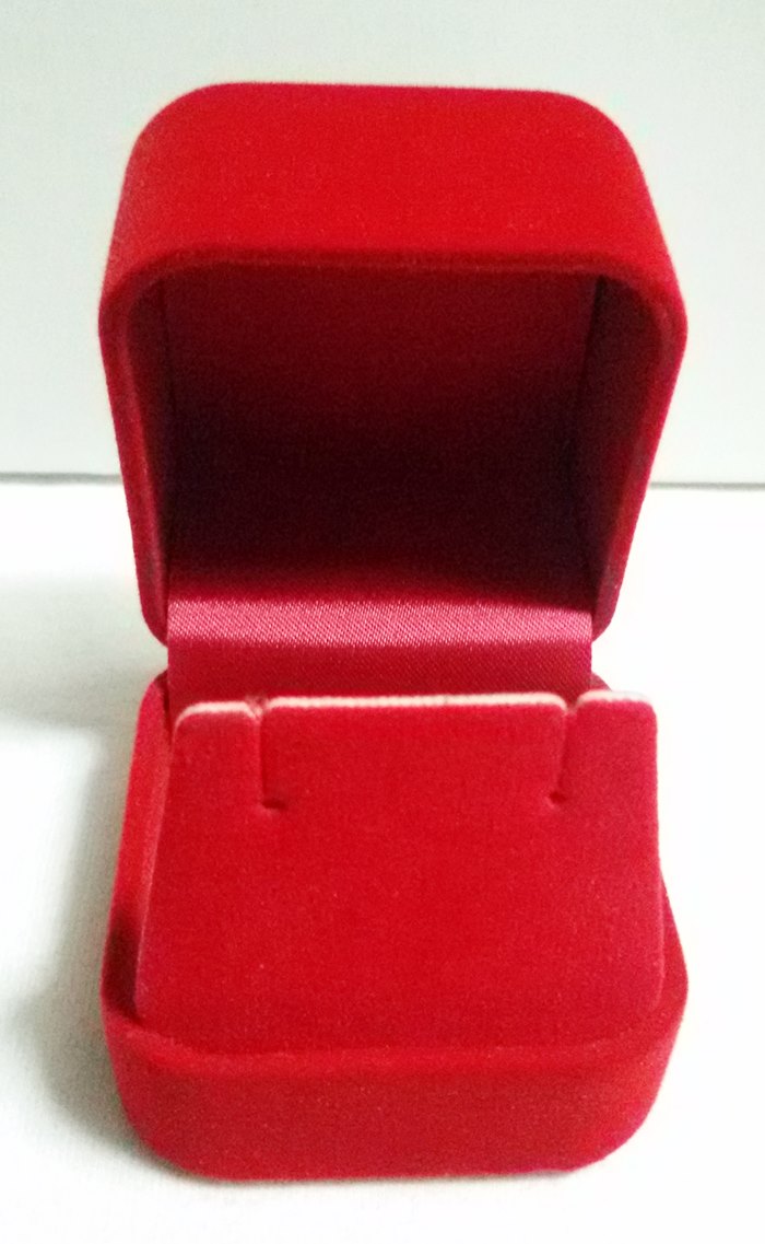 กล่องใส่แหวน ต่างหู ทรงสี่เหลี่ยมลูกเต๋าค่ะ