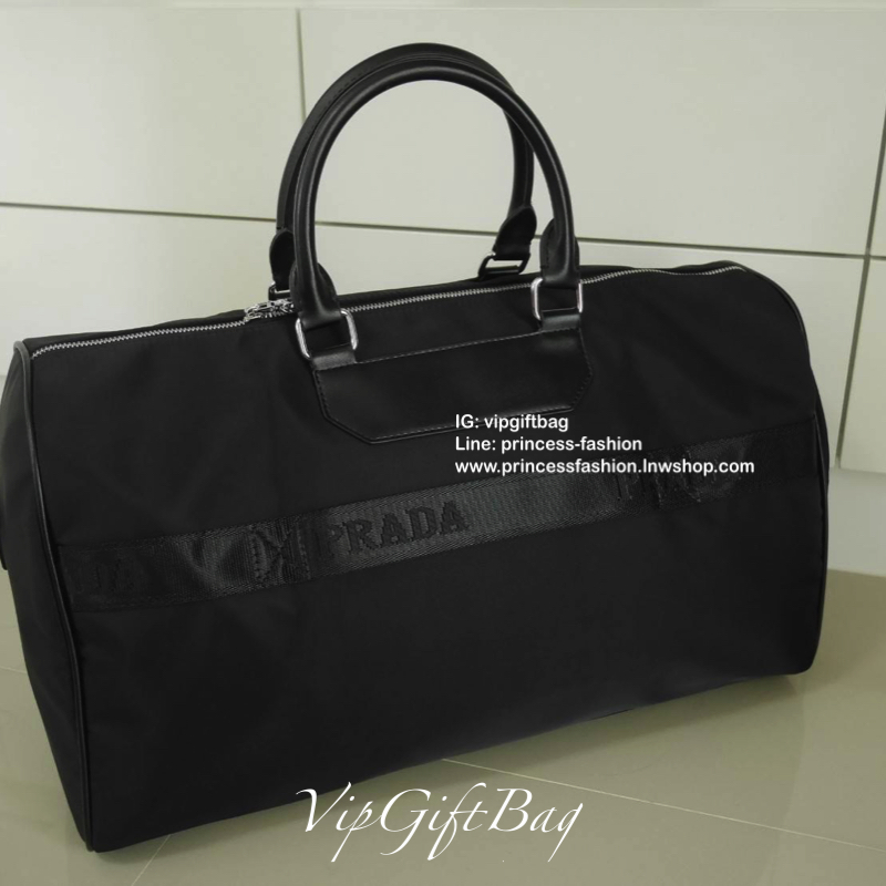 ของมันต้องมี♡ มาใหม่กับ กระเป๋าทรง Travel Bag ใส่ของได้เยอะมาก ไปต่างประเทศได้สบายคะ หมดห่วง ตัวกระเป๋าทำจากผ้า Nylon อย่างดี สามารถกันน้ำได้ ทรงสวยมากคะ มีความอยู่ทรงในระดับนึงด้านหลังมีช่องซิป #อะไหล่เงิน ด้านในมีช่องซิป 1ช่อง ช่องใส่ของจุกจิก แล