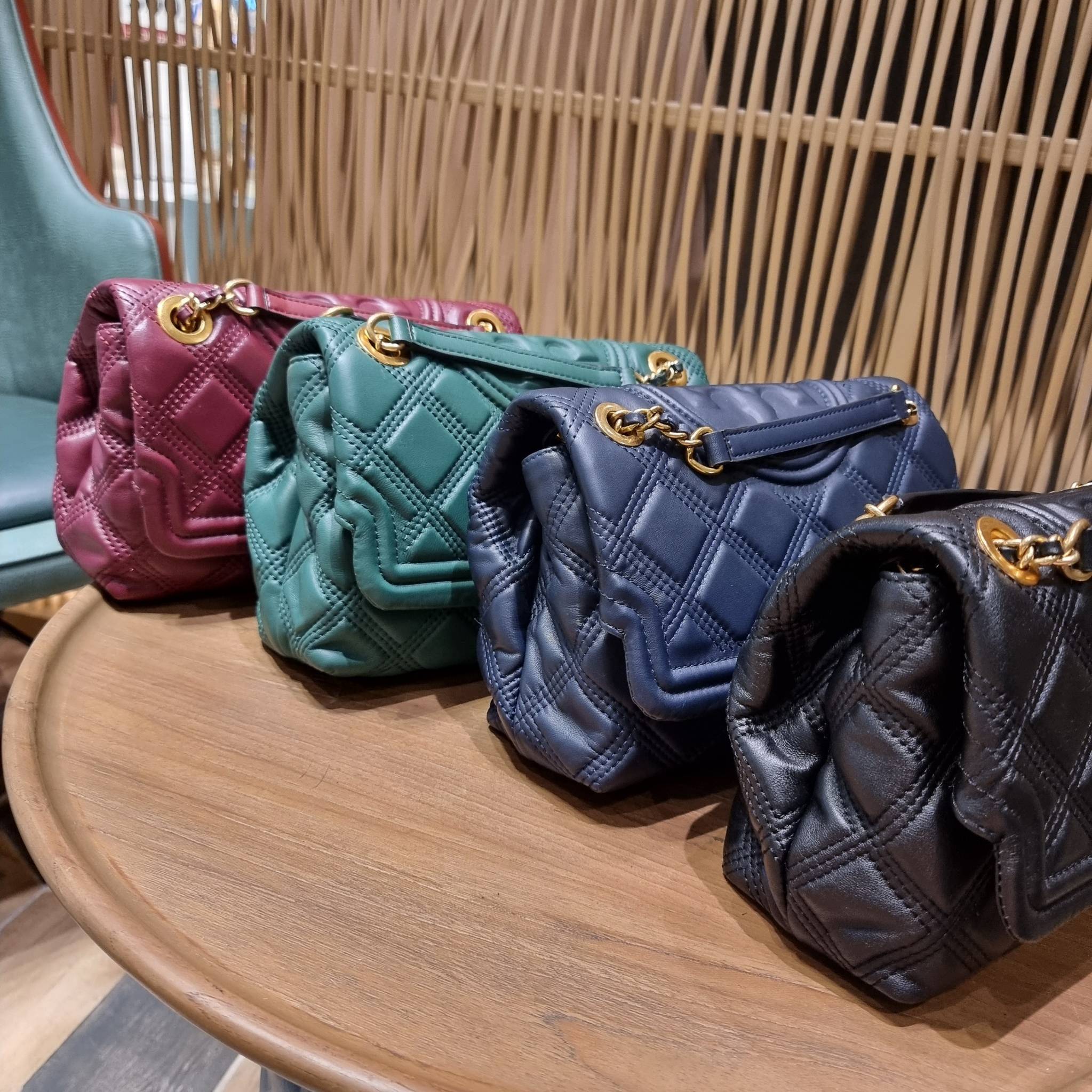 TORY BURCH FLEMING SOFT CONVERTIBLE SHOULDER BAG รุ่นหายากที่สาวๆตามหา มาพร้อมเสิร์ฟความสวยถึงบ้านไปเลยจ้า รอบนี้คัดสีสวยๆมาให้ได้ช้อปกันอย่างจุใจไปเลย กระเป๋าสะพายไหล่ หนังแท้นิ่มเต็มใบ สวยหรูดูแพง เปิด-ปิดด้วยตัวกดล็อคแน่นหนา สายสะพายในตัวปรับใช้ได้ 2 แ