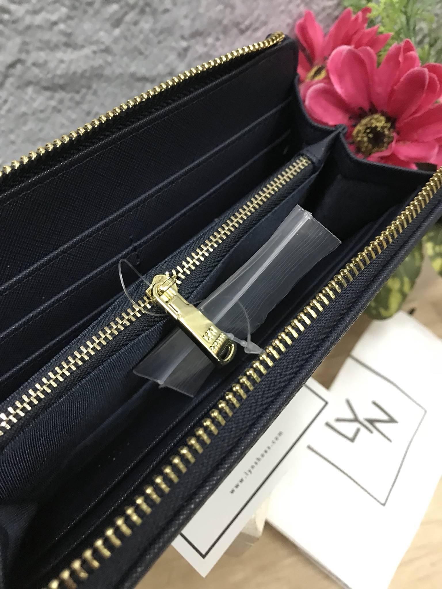 LYN CARLSTON LONG WALLET BAG พร้อมส่งรุ่นใหม่ล่าสุดอีกรุ่นค่ะ !!! กระเป๋าสตางค์ใบยาวแบบซิป ลายหนังซาฟเฟียโน่ ติดโลโก้แบรนด์ตัวใหญ่ ด้านหน้ามีช่องยาวเปิดปิดแบบตัวหมุนล้อค มีช่องใช้งานได้ ด้านบนเปิดปิดด้วยซิปรอบ หัวซิปสายหนังสามารถถอดออกหรือคล้องมือถือเป็นค