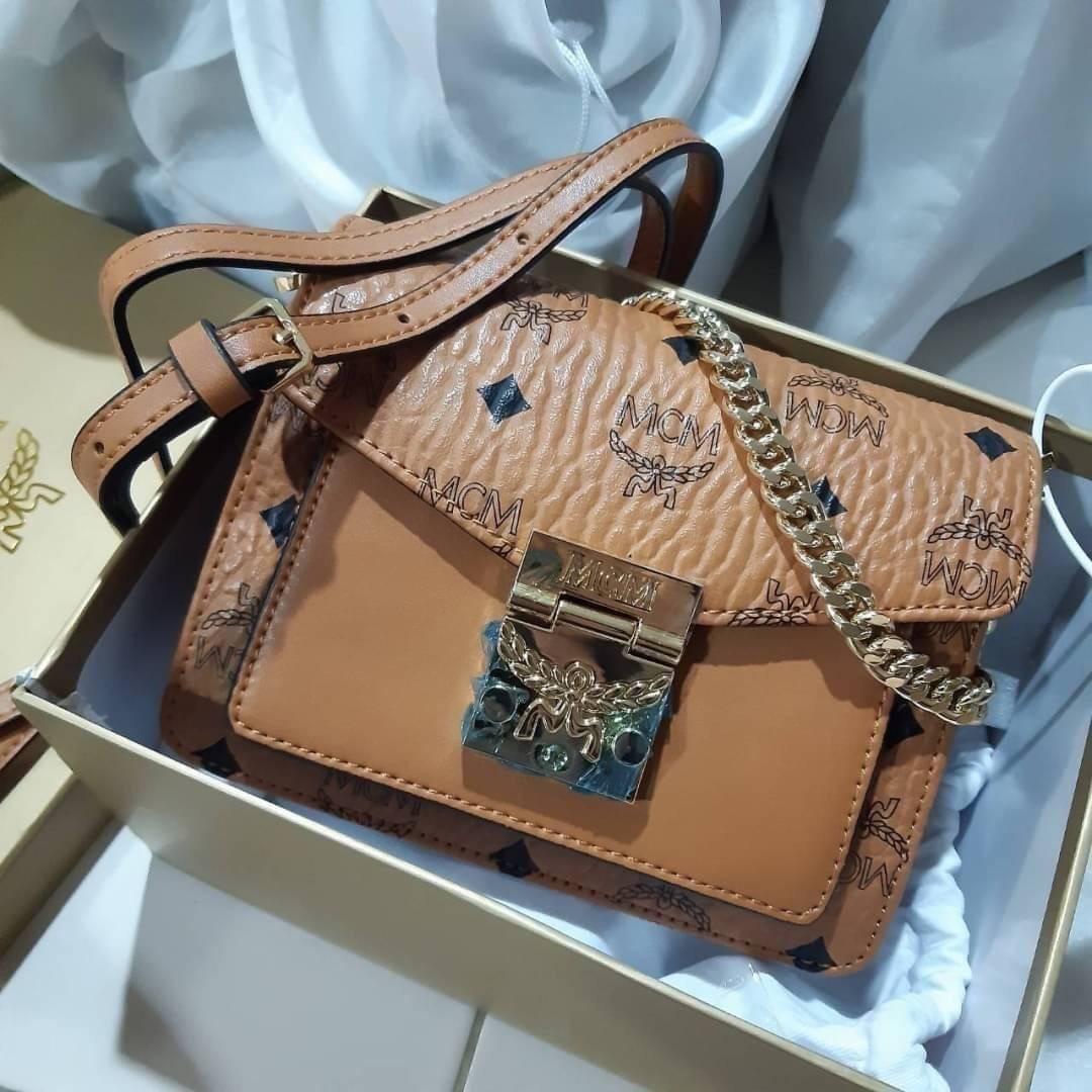 M.C.M MINI PATRICIA CROSSBODY IN VISETOS กระเป๋าสะพายไซส์มินิ เล็กๆแต่ดีเทลยิ่งใหญ่!! เป็นอีกหนึ่งรุ่นที่หรูเกินตัว ด้วยดีไซน์และขนาดพอเหมาะ สาวๆต้องปลื้มแน่นอนใบนี้ วัสดุหนังแคนวาสคุณภาพดีสลับหนังแท้ เปิด-ปิดด้วยตัวกดล็อคอะไหล่ทองสุดหรู ภายในเป็นหนังกลับ