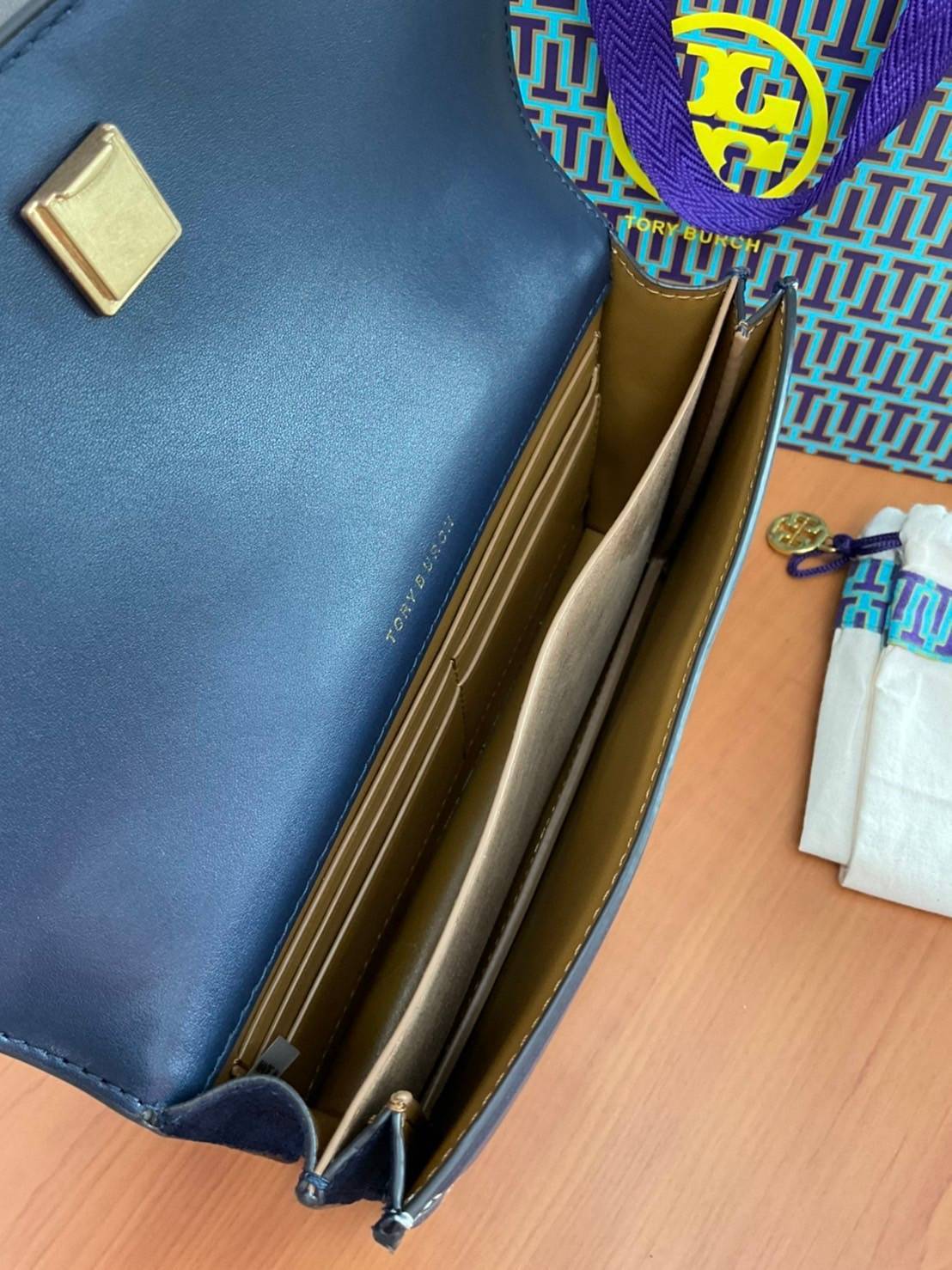 TORY BURCH 81000 MINI T MONOGRAM JACQUARD SHOULDER BAG คอลเลคชั่นฤดูใบไม้ผลิ 2021 กระเป๋าสะพายรุ่นใหม่จาก Tory Burch ดีไซน์สวยคลาสสิค แฝงไว้ด้วยความหรู ลวดลายผ้าแจ็คการ์ด T Monogram บนกระเป๋า Tory Burch นี้ เป็นการยกย่องให้กับงานควิลท์ชาวเพนซิลเวเนียดัตช์