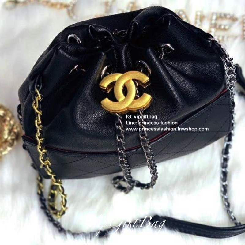 Chanel premium for gift ทรงขนมจีบ เป็นกระเป๋าถือ/สะพายหลังอเนกประสงค์หนังแกะสังเคราะห์โลโก้แบรนด์อะไหล่สวยหรู สายโซ่อะไหล่สีทูโทนรูดปิดกระเป๋า เก๋มากๆค่ะ อุปกรณ์ : กล่อง ถุงผ้าแบรนด์