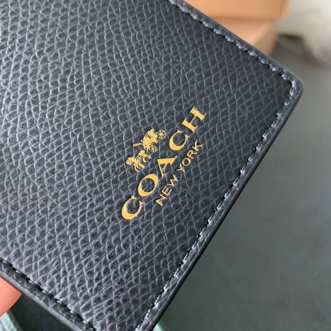 COACH F63274 ID LANYARD IN SIGNATURE COATED CANVAS กระเป๋าใส่บัตรคล้องคอ ลาย C ทั้งใบ ด้านหน้าตกแต่งชื่อแบรนด์ สวยมากกก ใส่บัตรพนักงาน และบัตรต่างๆ มาพร้อมสายคล้องคอ สายถอดออกได้ ตัวกระเป๋ามี 3 ช่องค่ะ