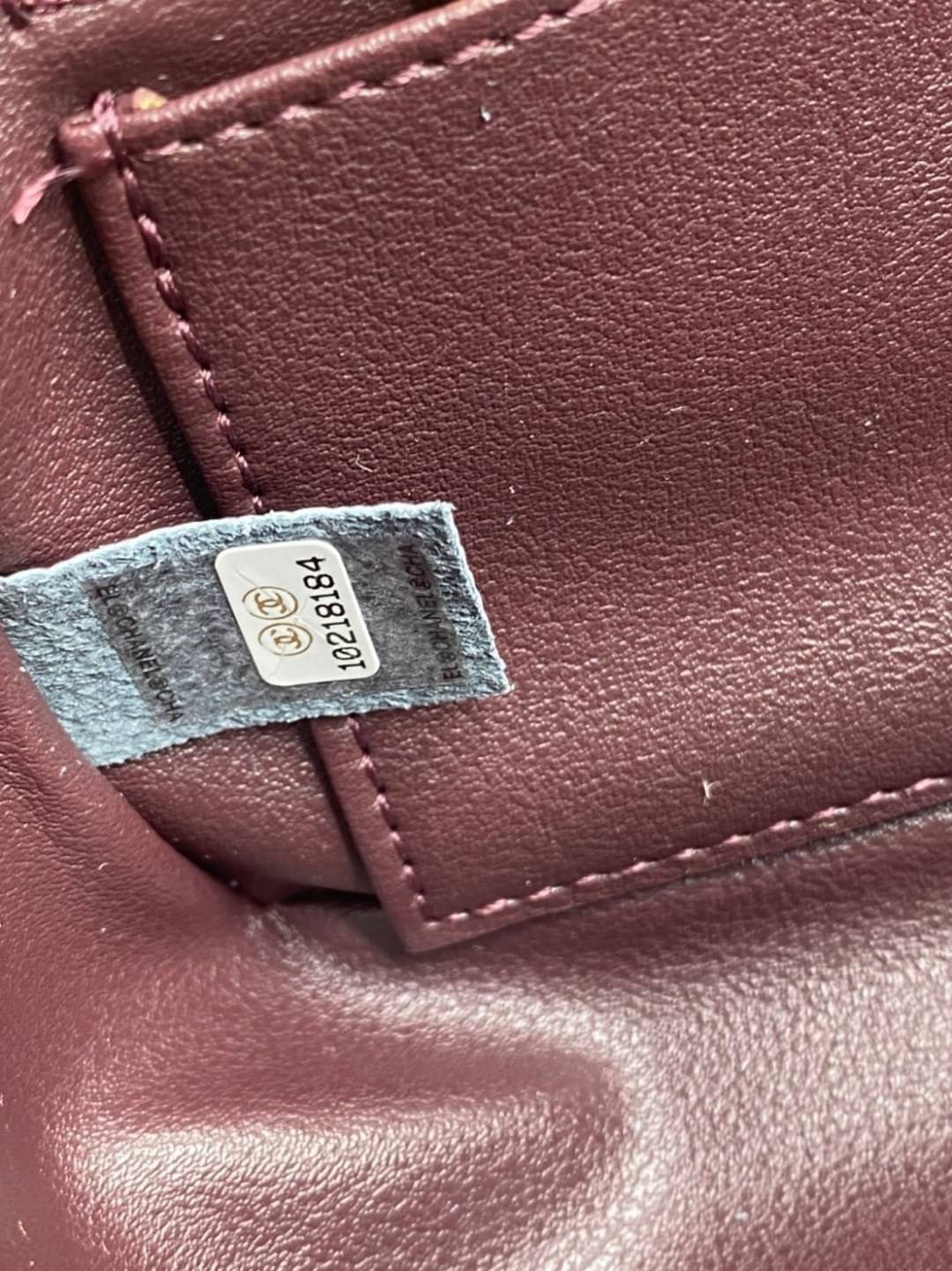 หนังแท้ CHANEL classic 8" black caviar รุ่นยอดนิยมไอเท็มฮิตวัสดุหนังคาเวียร์สวยคลาสสิค ด้านหน้ามีโลโก้แบรนด์อะไหล่ทอง/เงินสวยหรู ภายในสีแดงเบอกันดี้ เป็นใบยอดนิยมของสาวๆ เลยค่าา พร้อมส่งที่ไทยไม่ต้องรอพรีฯ สาวก Chanel Must Have! นะคะ