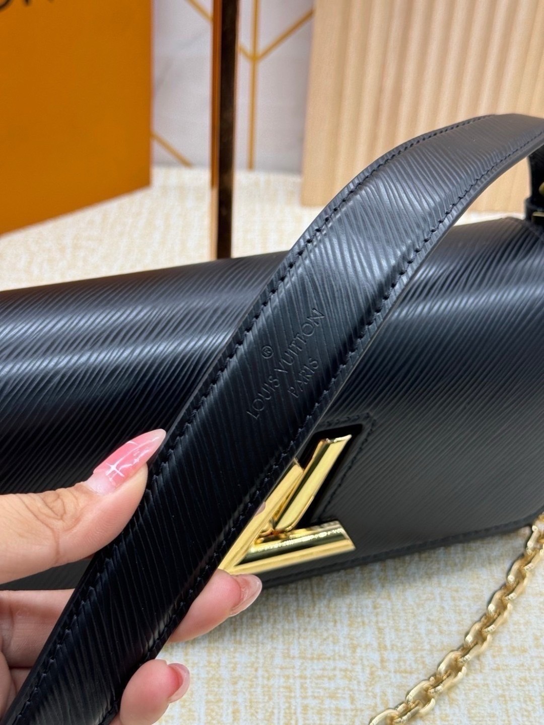 ORI หนังแท้ | LV Twist West Bag กระเป๋าสะพายหนัง Epi ลายเกรน สุดคลาสสิกมาดีไซน์ใหม่ในรูปทรงยาวเผยลุคมีระดับเหนือกาลเวลา ความหรูหราเข้ากับสตรีตสไตล์