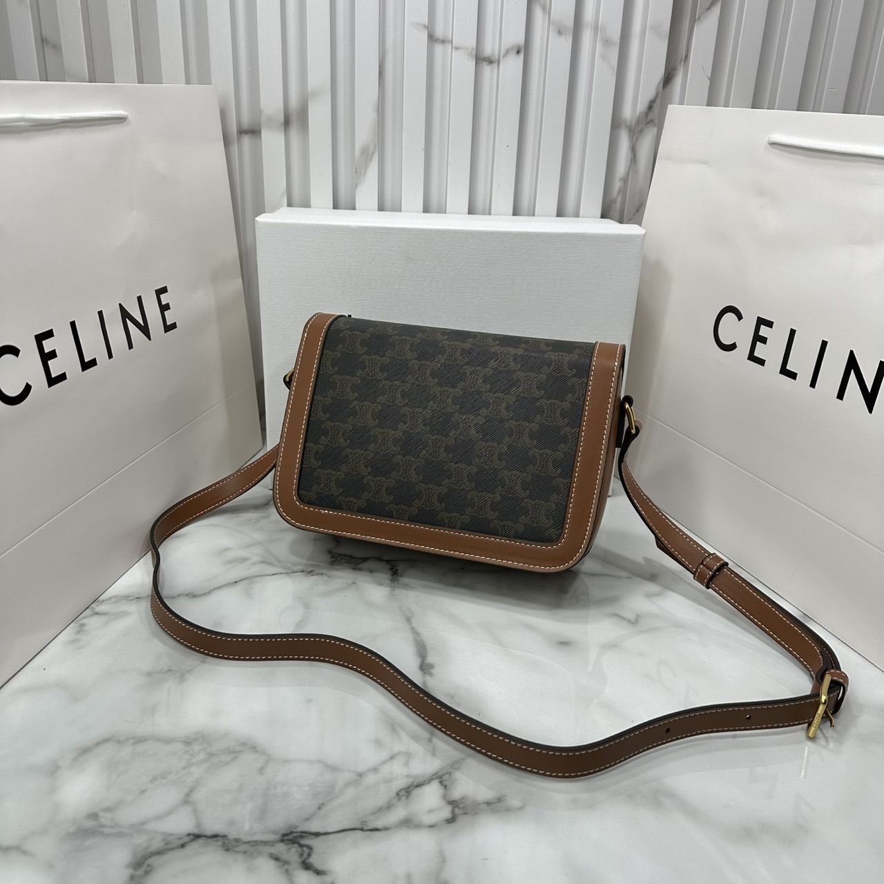 ORI หนังแท้ | 9" CELINE CLASSIQUE TRIOMPHE bag in natural leather กระเป๋าสะพายรุ่นยอดนิยม ด้วยรูปทรงสี่เหลี่ยมผืนผ้า ดีไซน์คล่องตัวถ่ายทอดให้เห็นถึงแก่นแท้ของสไตล์