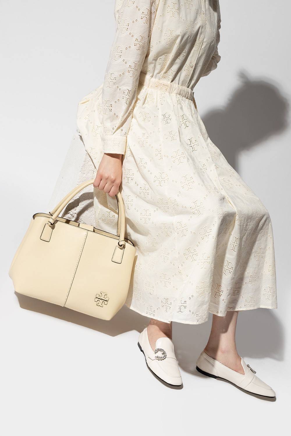 TORY BURCH Mcgraw Satchel Tote Bag (Size L) กระเป๋าถือ/สะพาย Crossbody วัสดุหนังลูกวัวแท้ 100% ด้านหน้าประดับโลโก้หนัง ตัดเป็นรูปตัว T สัญลักษณ์แบรนด์ ตัวกระเป๋าเดินด้ายเล่นลายเพิ่มลูกเล่น เพื่อความเก๋!!