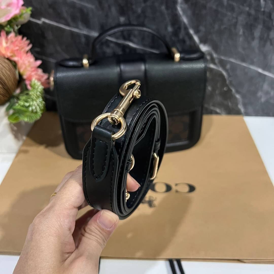 COACH SMALL GEORGIE TOP HANDLE IN BLOCKED SIGNATURE CANVAS ((6504//0468//6192//6015)) compact body portable shoulder bag 🌈ห้ามพลาด รุ่นแนะนำค่าา! พร้อมส่งทันที! กระเป๋าหิ้ว//สะพายข้างได้ วัสดุหนังแท้ 🔺หนึ่งใบทำลายหนังผสมกัน3แบบได้ลงตัวสวยง